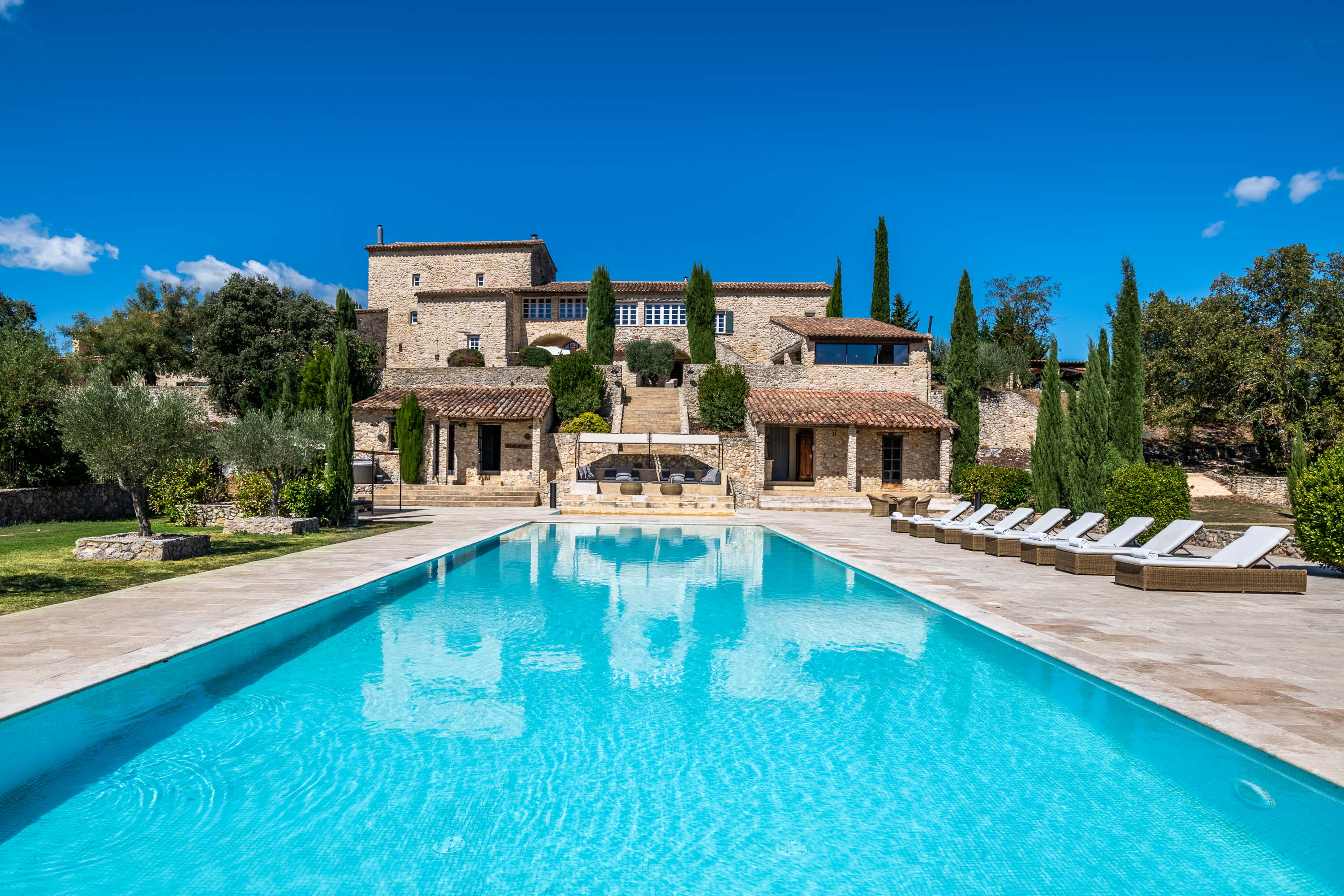 Villa Céladon La Rouvière Alès: Luxury 10-Bedroom Villa with Pool, Sauna and Tennis Court, Gard
