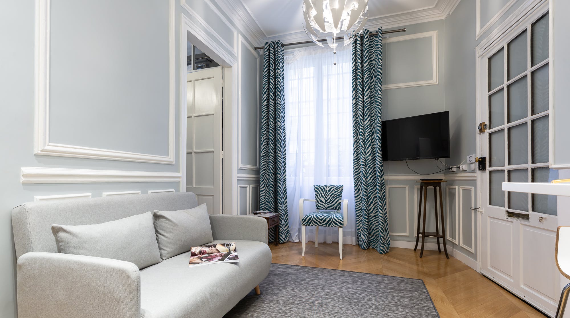 Villa Céladon Martyrs Pigalle: Luxury 1-Bedroom Apartment with Spa and Courtyard, South Pigalle Paris