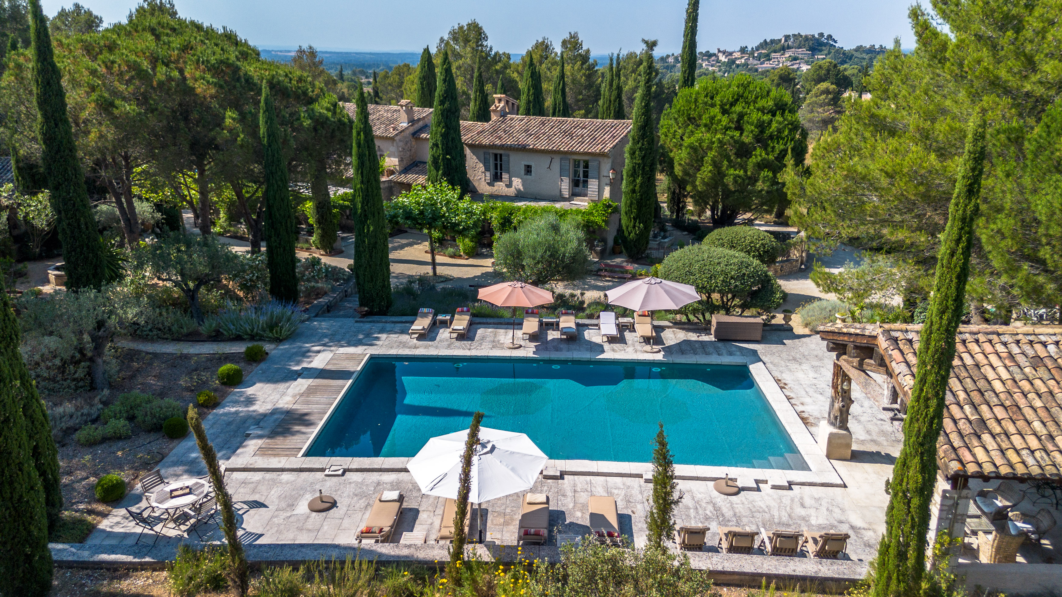 Villa Céladon Mazet Boulbon Arles: Luxury 5-Bedroom Villa with Heated Pool and Garden, Saint-Rémy-de-Provence