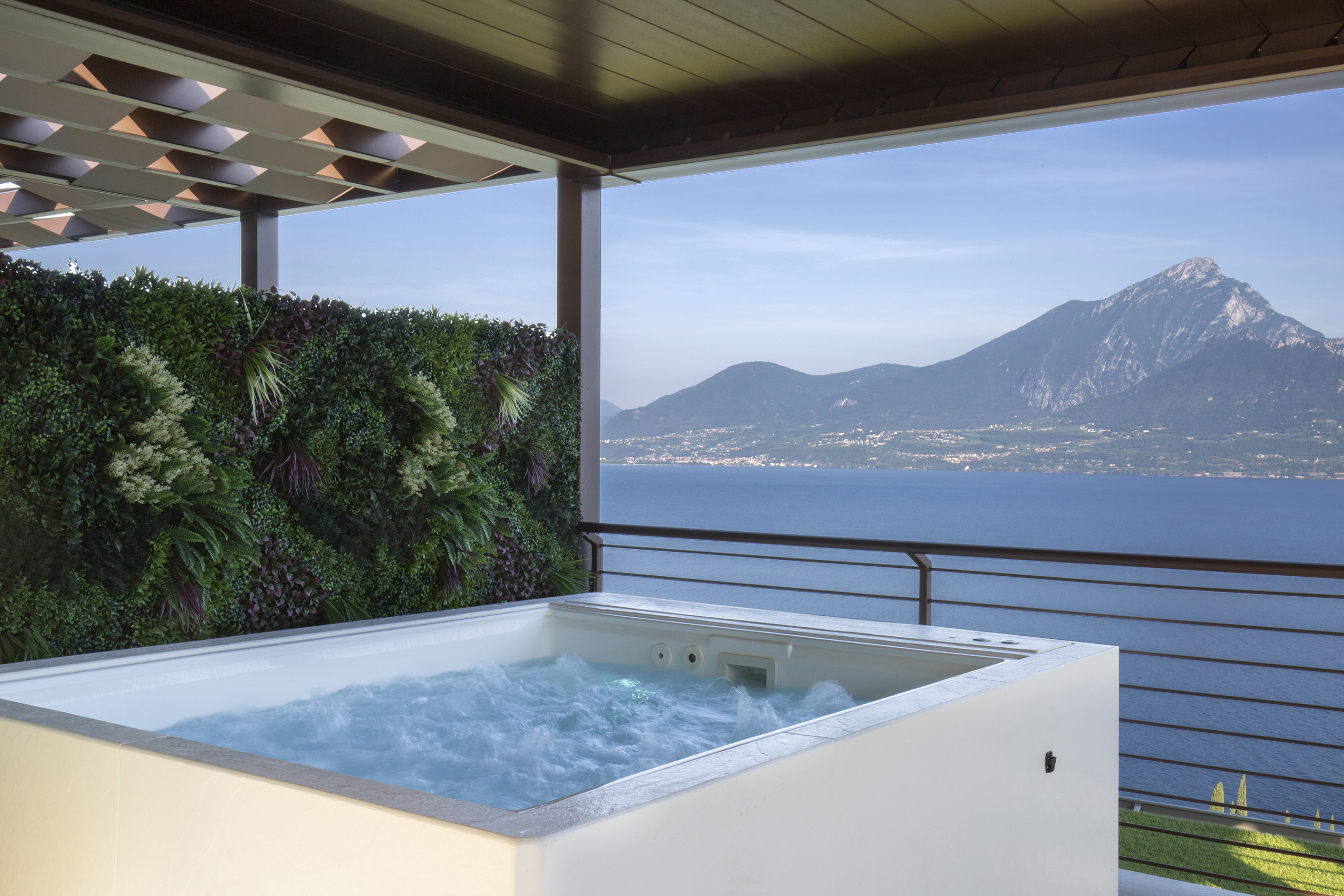 Villa Ceruleo Albarè Verona: Luxury 2-Bedroom Villa with Hot Tub and Lake Views, Verona