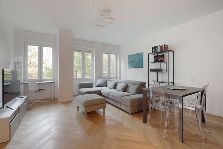 Villa Ceruleo Lamione Maggiolina Milano: Luxury 1-Bedroom Apartment with Spa and Air-Con, Zona Risorgimento Milan