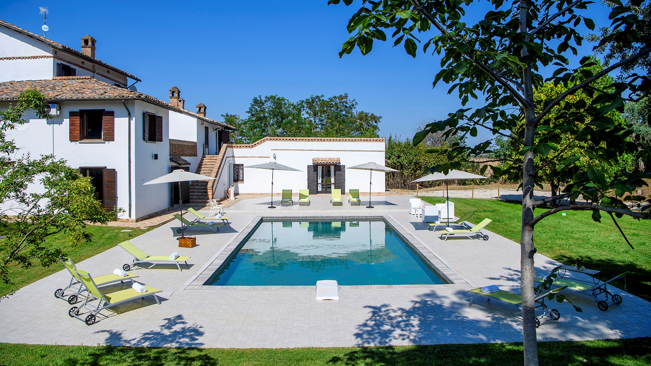 Villa Ceruleo Poggio Bellante: Luxury 7-Bedroom Villa with Private Pool and Hot Tub, Bellante Abruzzo