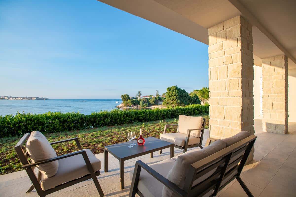 Villa Ceruleo Targia Siracusa: Luxury 3-Bedroom Villa with Hot Tub and Beachfront Access, Siracusa