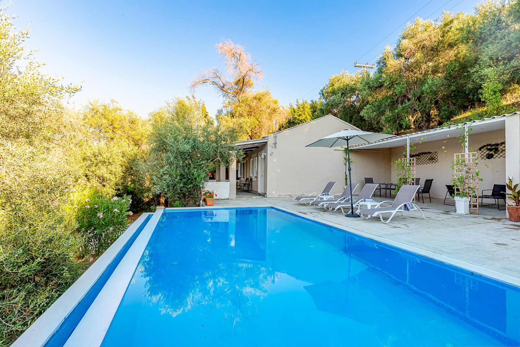 Villa Chrysafi Kavos Corfu: 2-Bedroom Beachfront Villa with Private Pool and Sea Views i