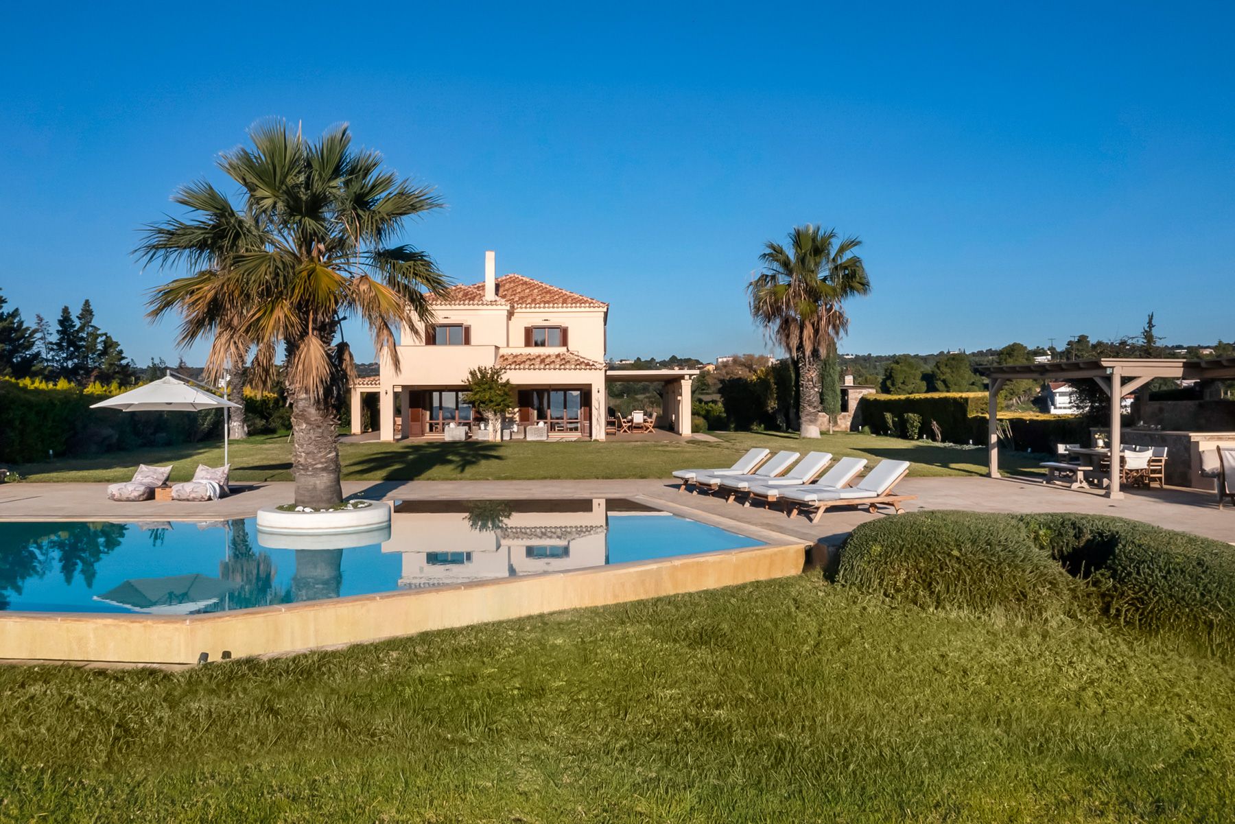 Villa Chrysafi Tolo Peloponnese: 8-Bedroom Seafront Estate with Infinity Pool in Peloponnese