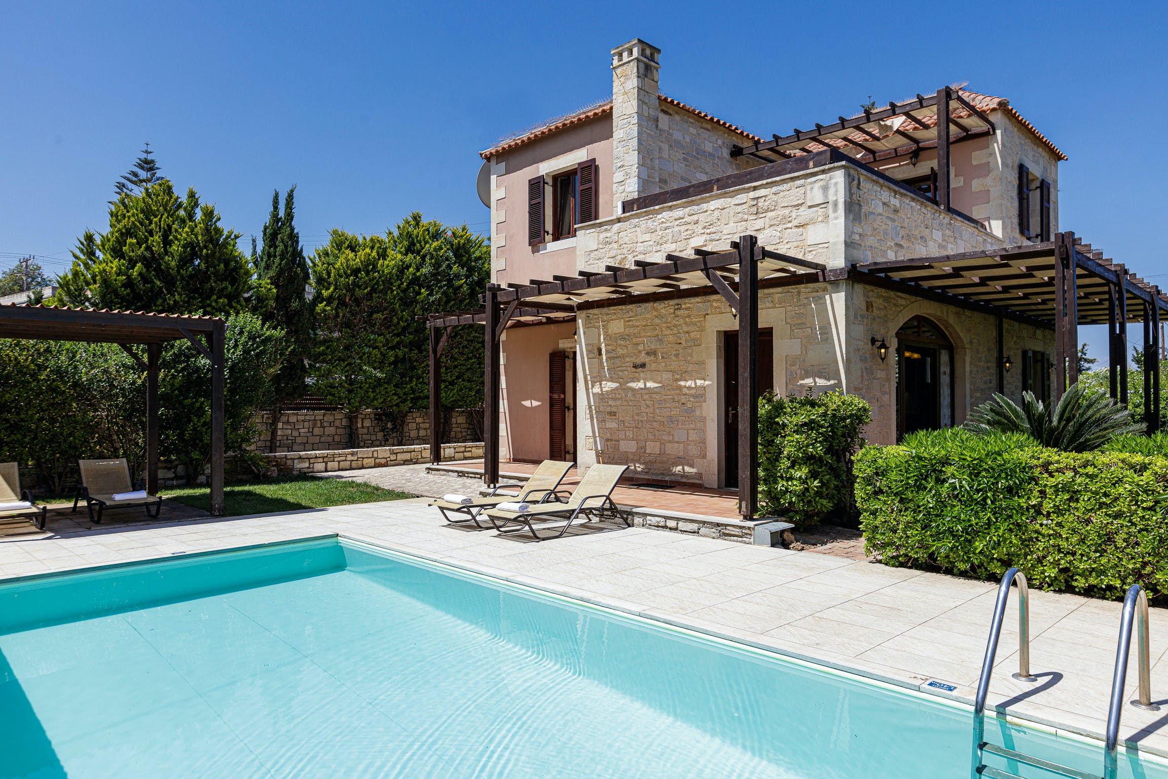 Villa Chrysos Adelianos Rethymno: Luxury 3-Bedroom Villa with Private Pool and Tennis Court, Rethymno