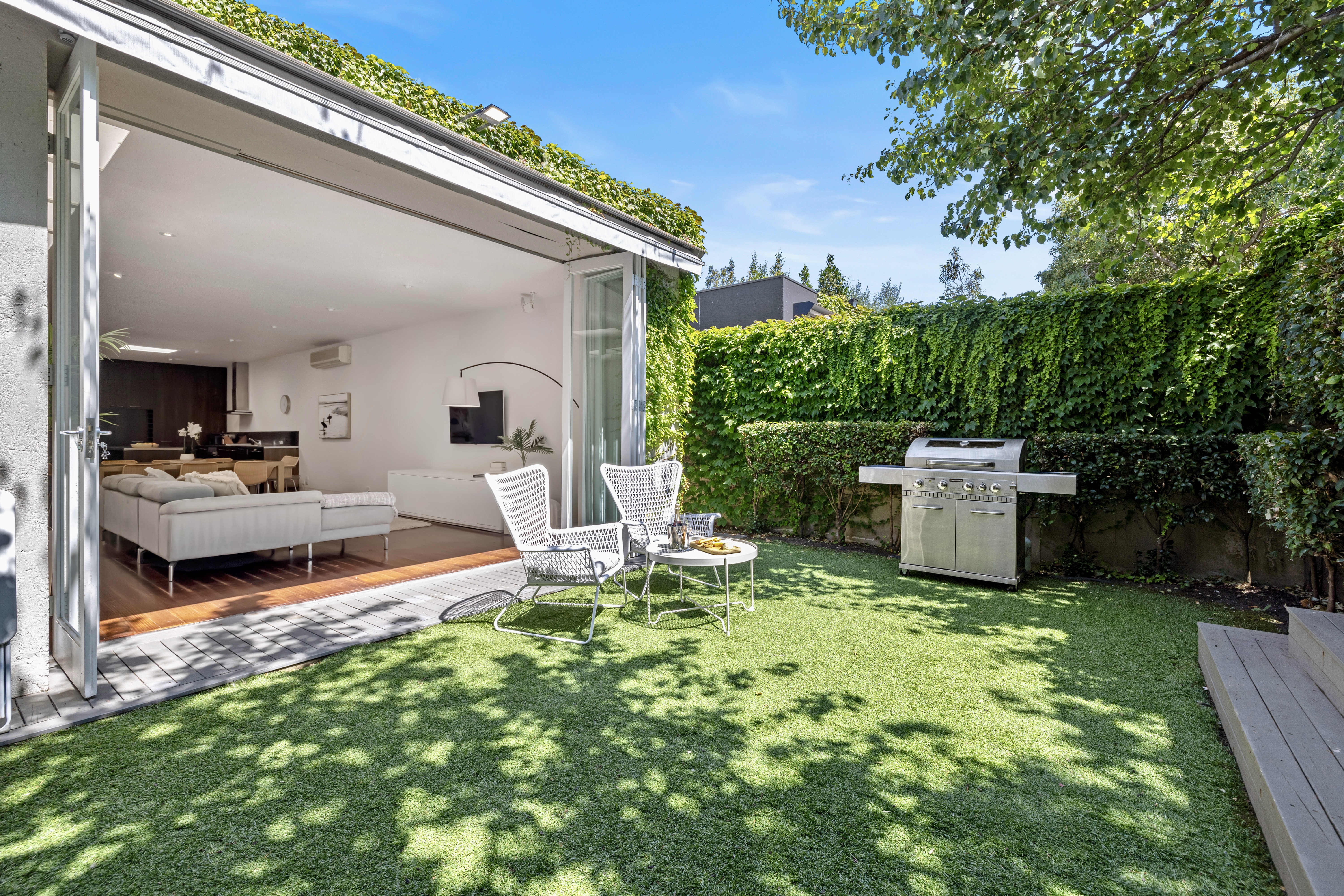 Villa Chrysos Elwood Victoria: Luxury 3-Bedroom Apartment with Spa and Private Parking, Victoria Australia