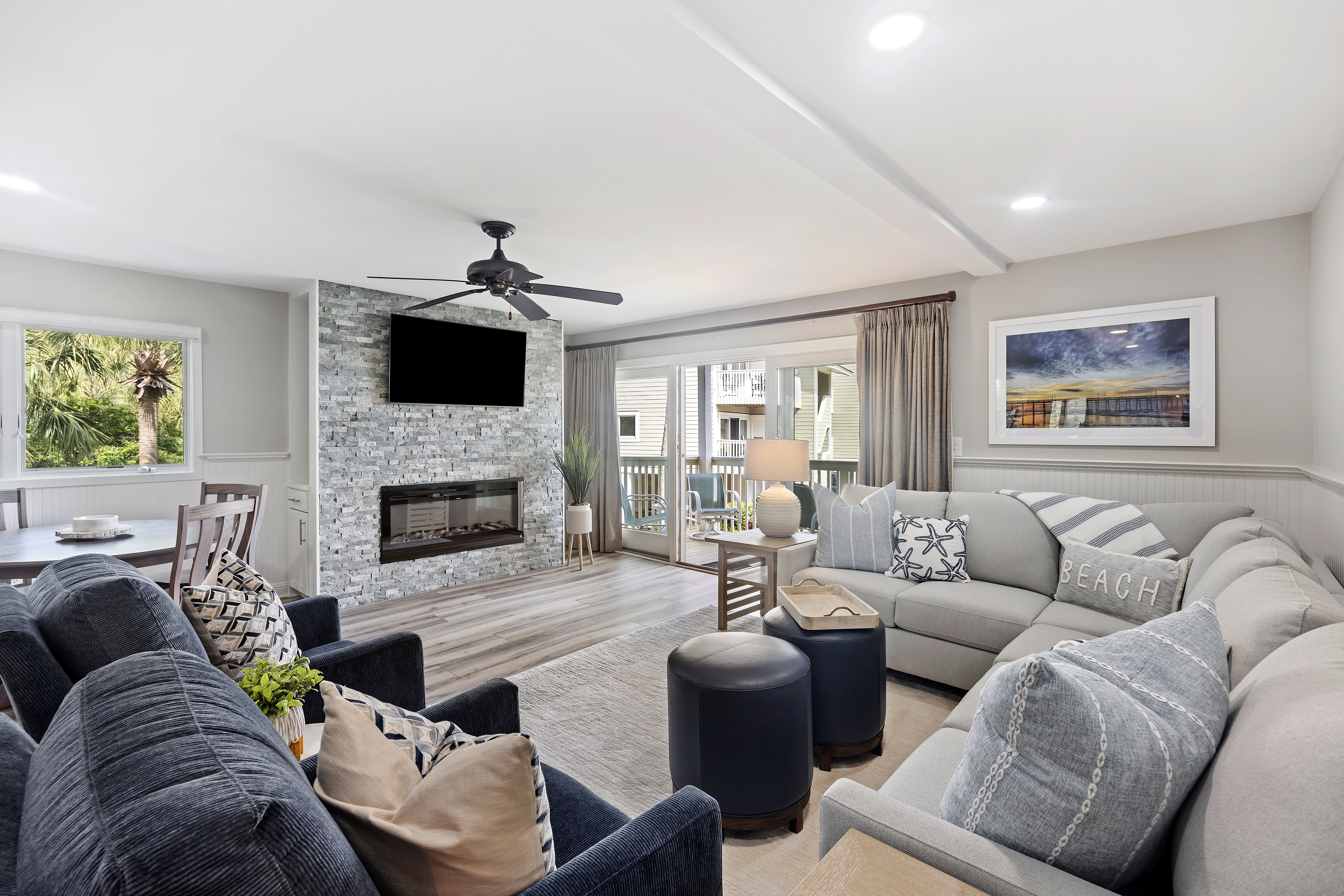 Villa Chrysos Folly Beach Charleston: Luxury 2-Bedroom Villa with Pool and Sea Views, Charleston