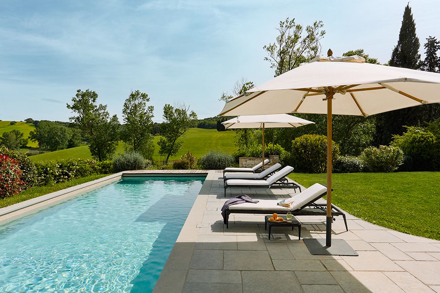 Villa Cigno Pignano Volterra: 2-Bedroom Lakeside Retreat with Heated Pool and Spa in Tusca