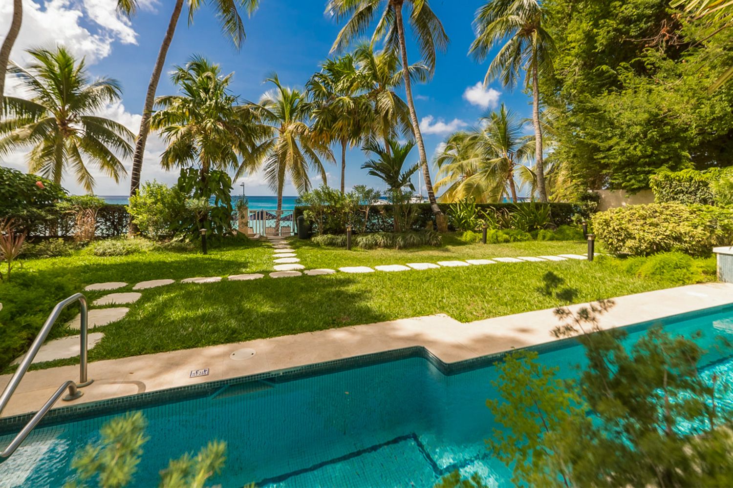 Villa Coral Paynes Holetown: 5 Bedroom Beachfront Penthouse with Sea Views in Holetown, C