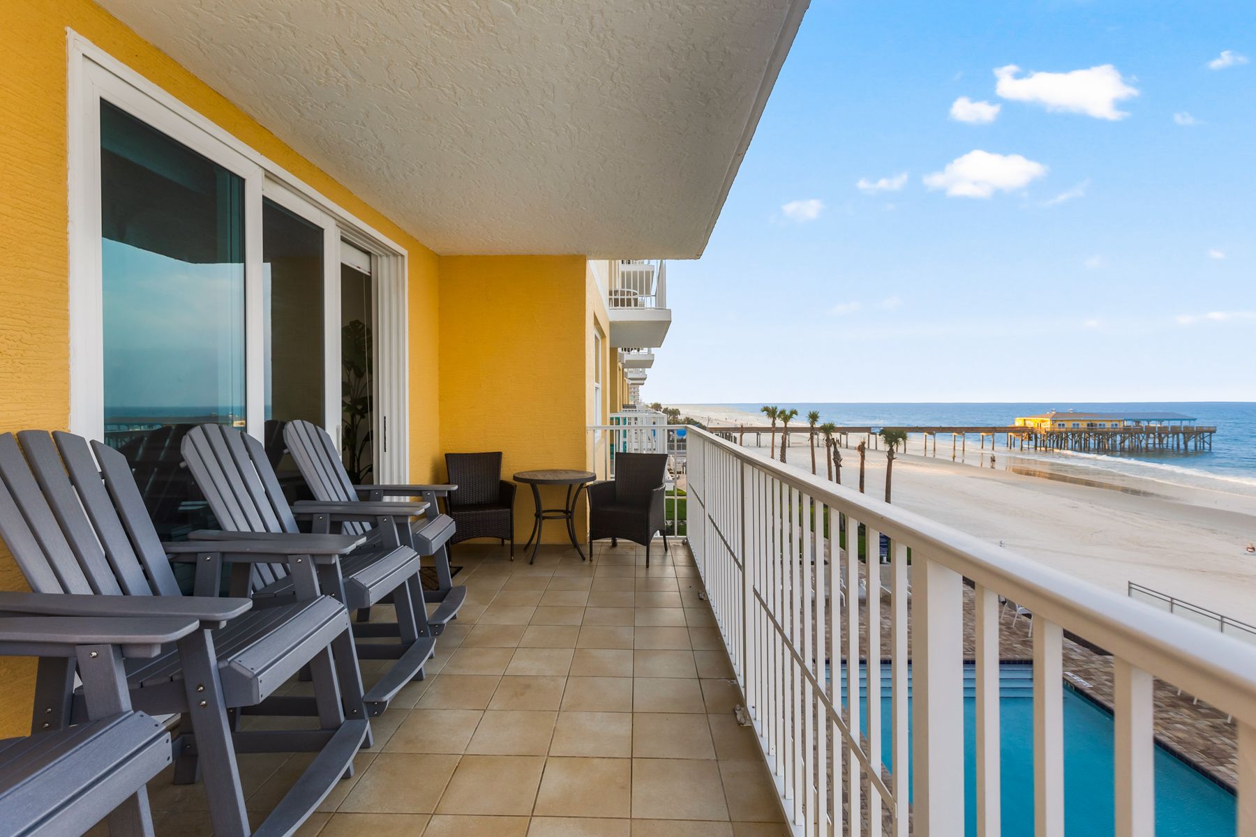 Villa Coral Seabreeze Daytona: 4-Bedroom Oceanfront Luxury Apartment with Heated Pool and S
