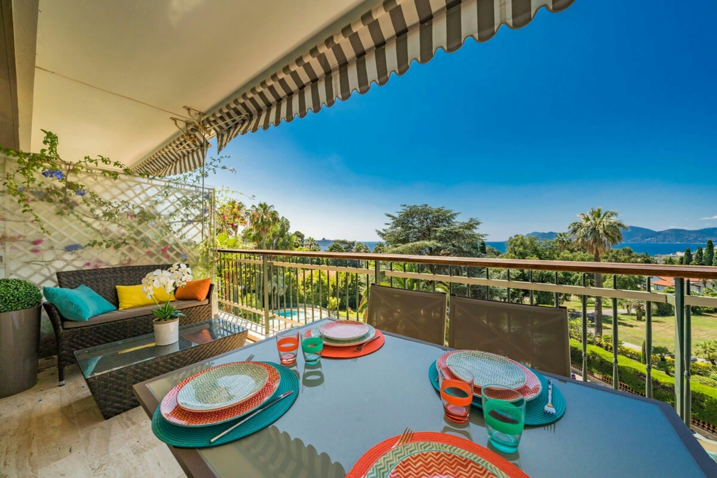 Villa Cramoisi La Croisette Cannes: Luxury 2-Bedroom Apartment with Sea Views and Pool, Cannes