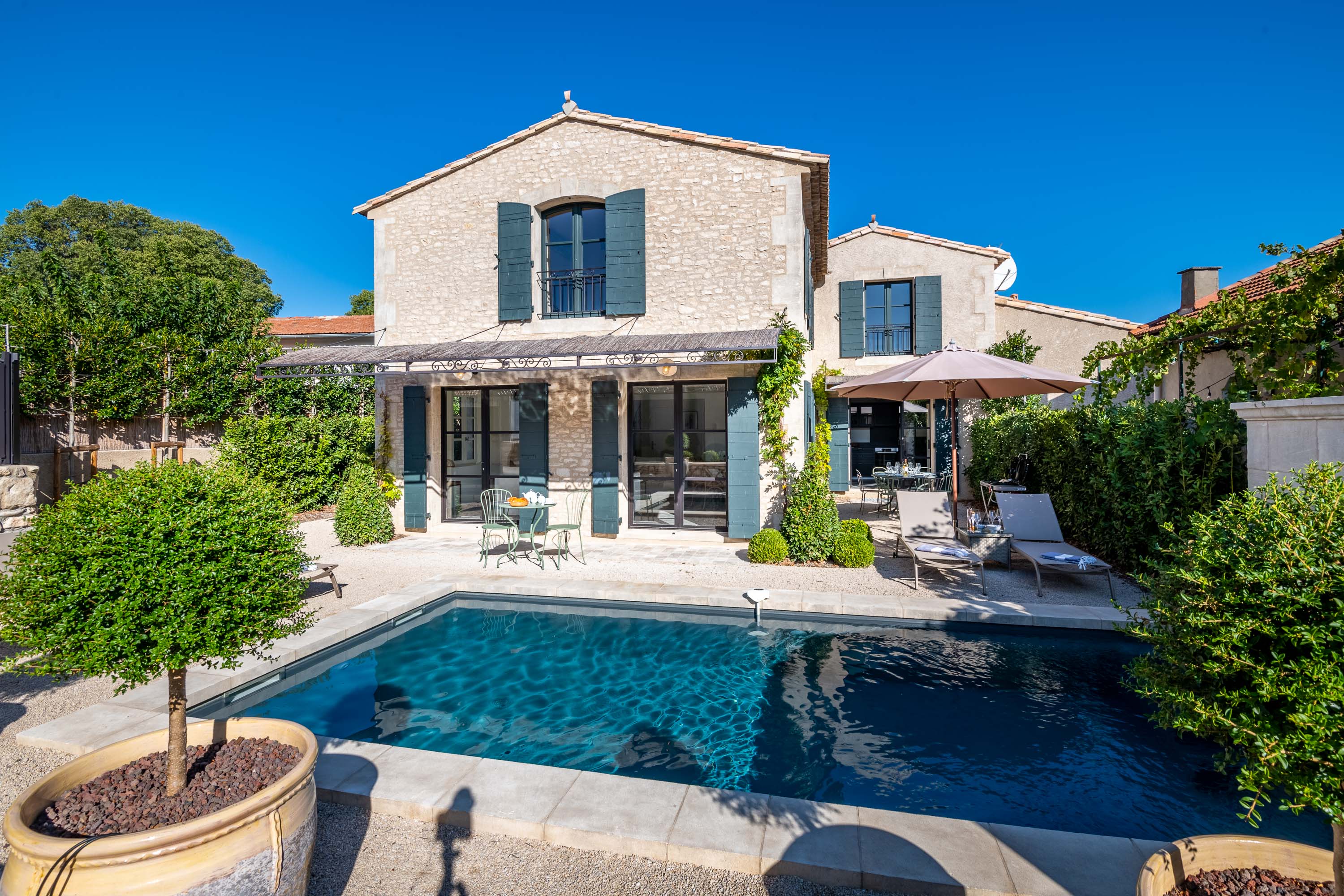 Villa Cramoisi Mas de Rey Arles: Luxury 3-Bedroom Villa with Private Pool and Air-Con in Arles