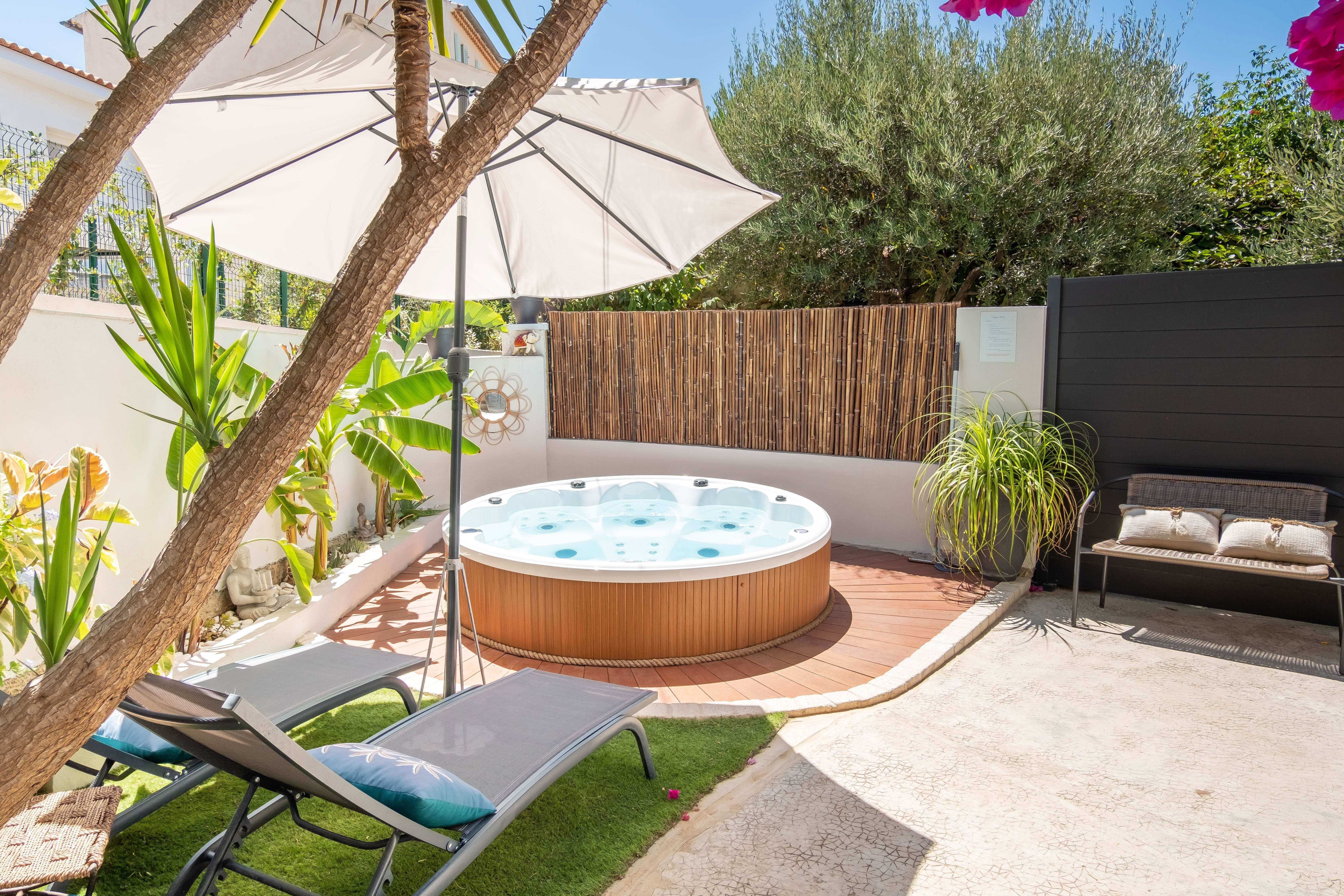 Villa Cramoisi Mayol Toulon: Luxury 3-Bedroom Apartment with Hot Tub and Sea Views in Toulon