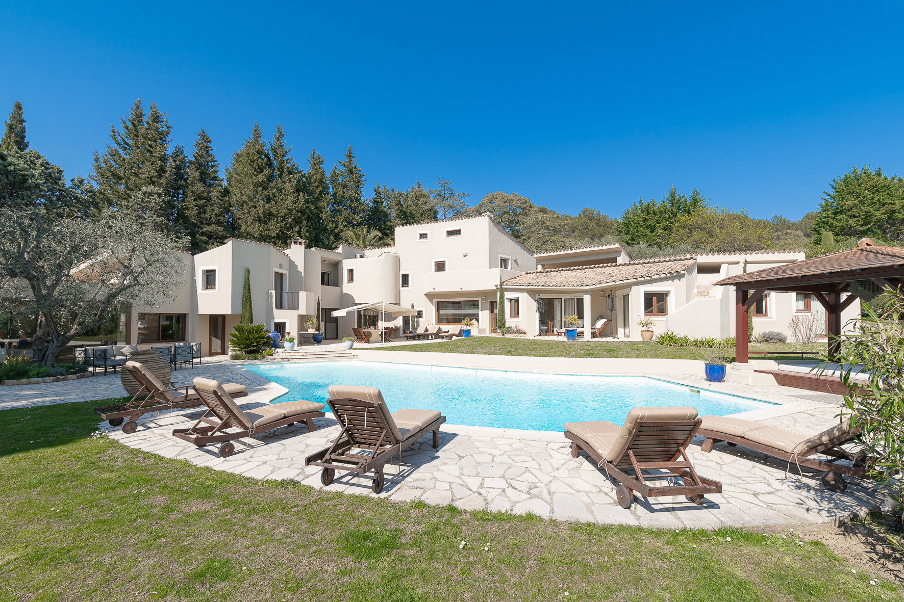 Villa Cramoisi Riouet Cannes: Luxury 7-Bedroom Villa with Private Pool and Sea Views, Cannes