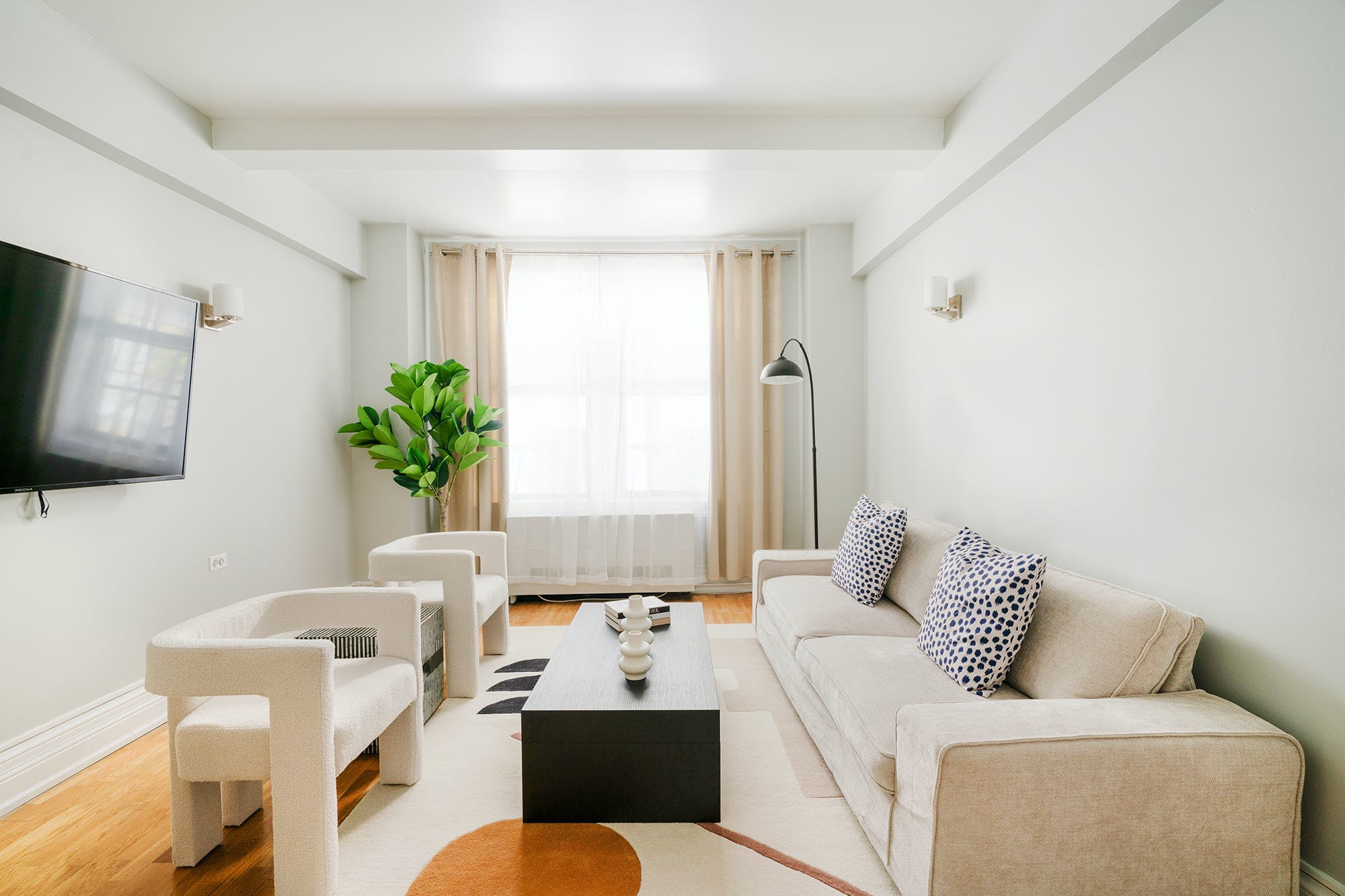 Villa Cramoisi Riverside Manhattan: Luxury 2-Bedroom Apartment with Gym and Parking, Upper West Side