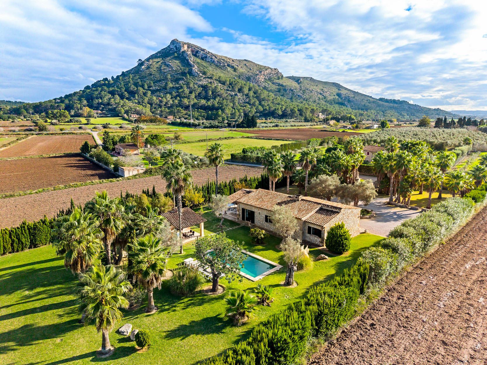 Villa Dorada Aucanada Alcudia: 3-Bedroom Countryside Retreat with Spa & Tennis Court in Alc