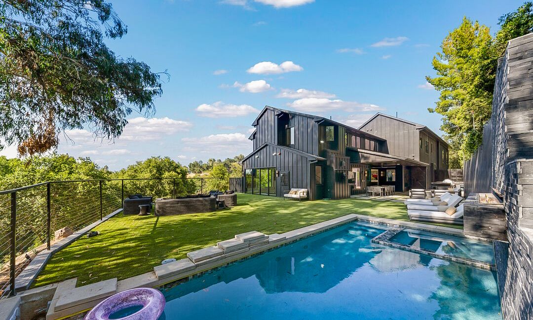 Villa Dorada Brentwood LosAngeles: 8-Bedroom Private Hillside Estate with Spa and Oak Forest in