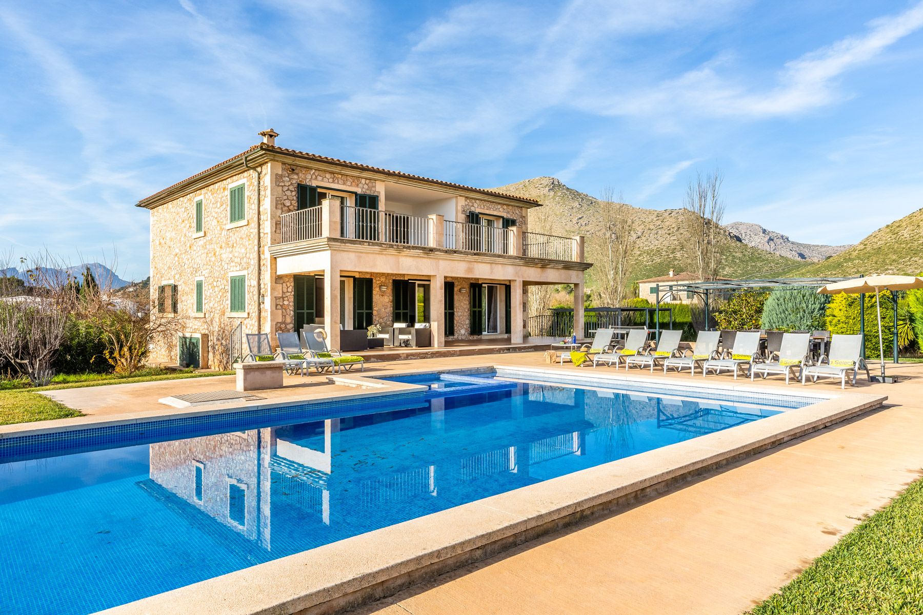 Villa Dorada Formentor Pollensa: 5-Bedroom Beachfront Villa with Private Pool and Spa in Puer