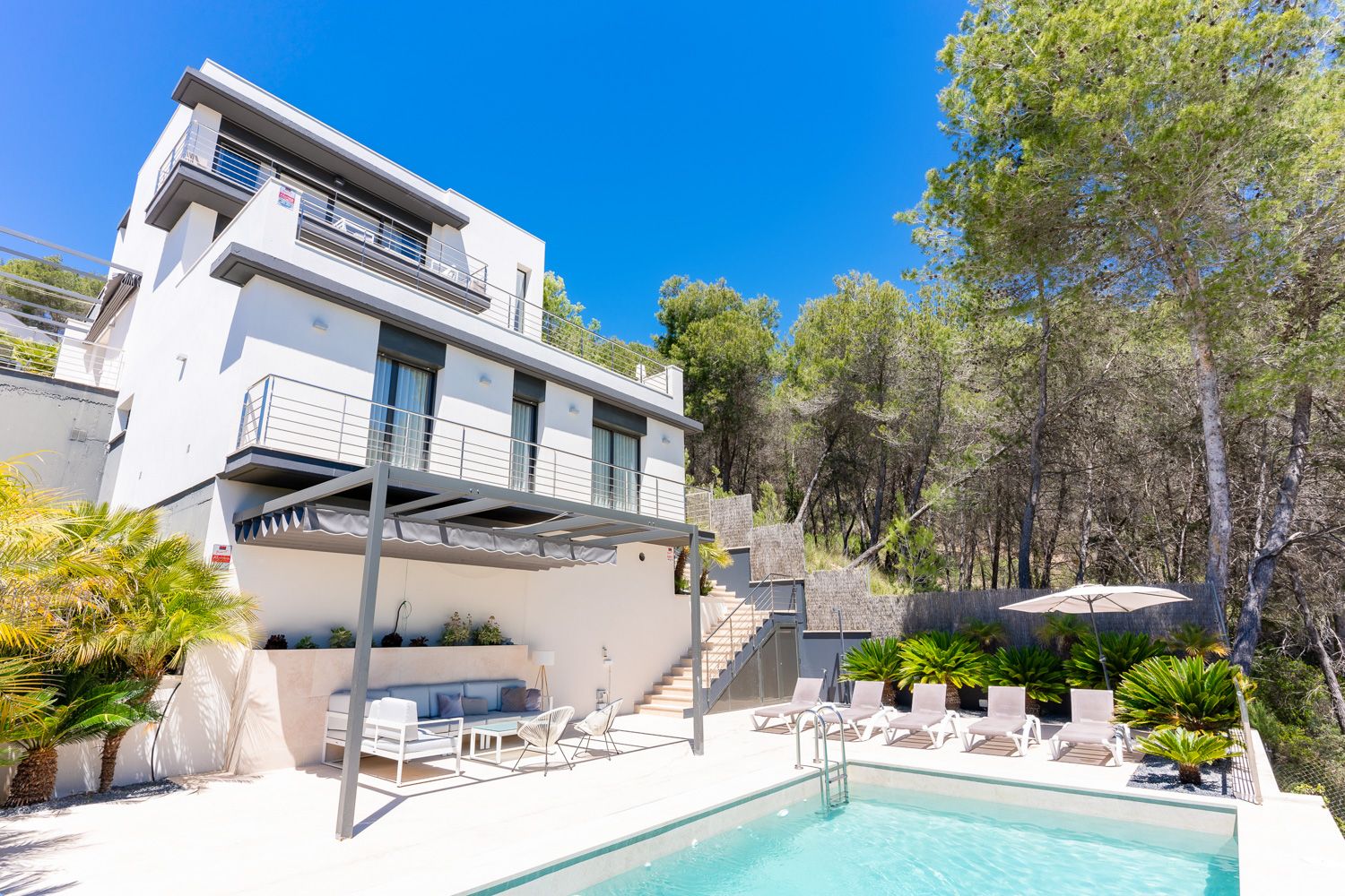 Villa Dorada Garraf Sitges: 4-Bedroom Heated Pool & Spa Villa with Forest Views in Olive