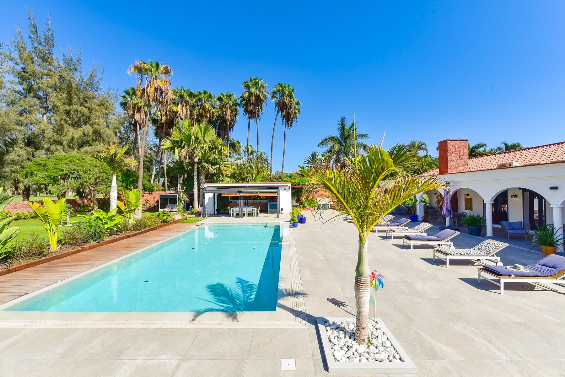 Villa Dorada Meloneras Maspalomas: 5-Bedroom Beachfront Villa with Heated Pool and Spa in Las P
