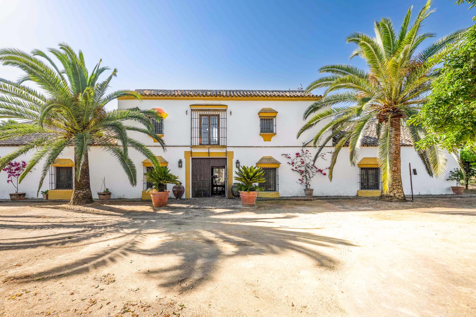 Villa Dorada Paradas Marchena: 5-Bedroom Hacienda with Private Pool & Spa in Rural Marchena