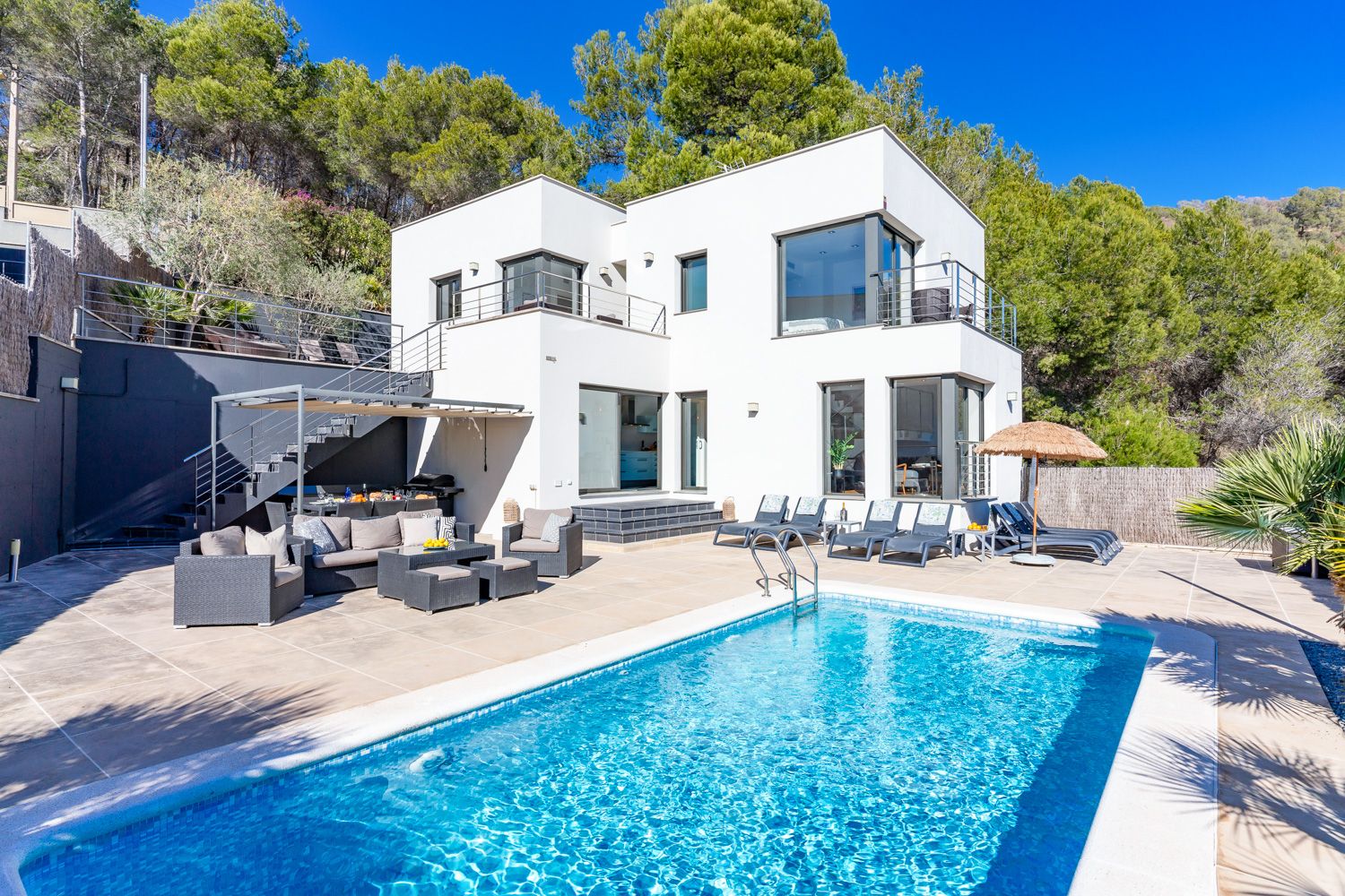 Villa Dorada Plana Sitges: 4 Bedroom Villa with Private Pool & Spa Near Sitges, Olivell