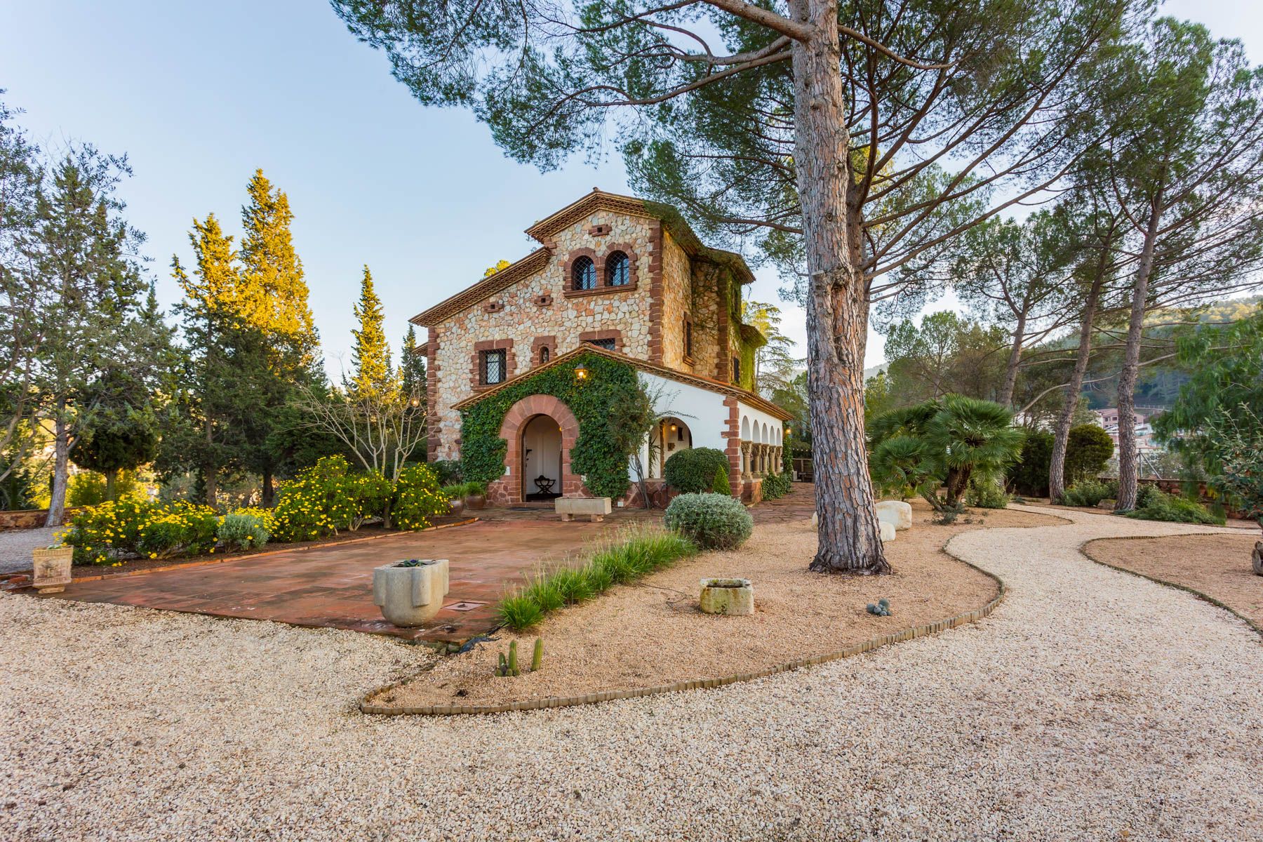 Villa Dorada Puig Castellví: 6-Bedroom Villa with Heated Pool and Spa Near Barcelona, Cas