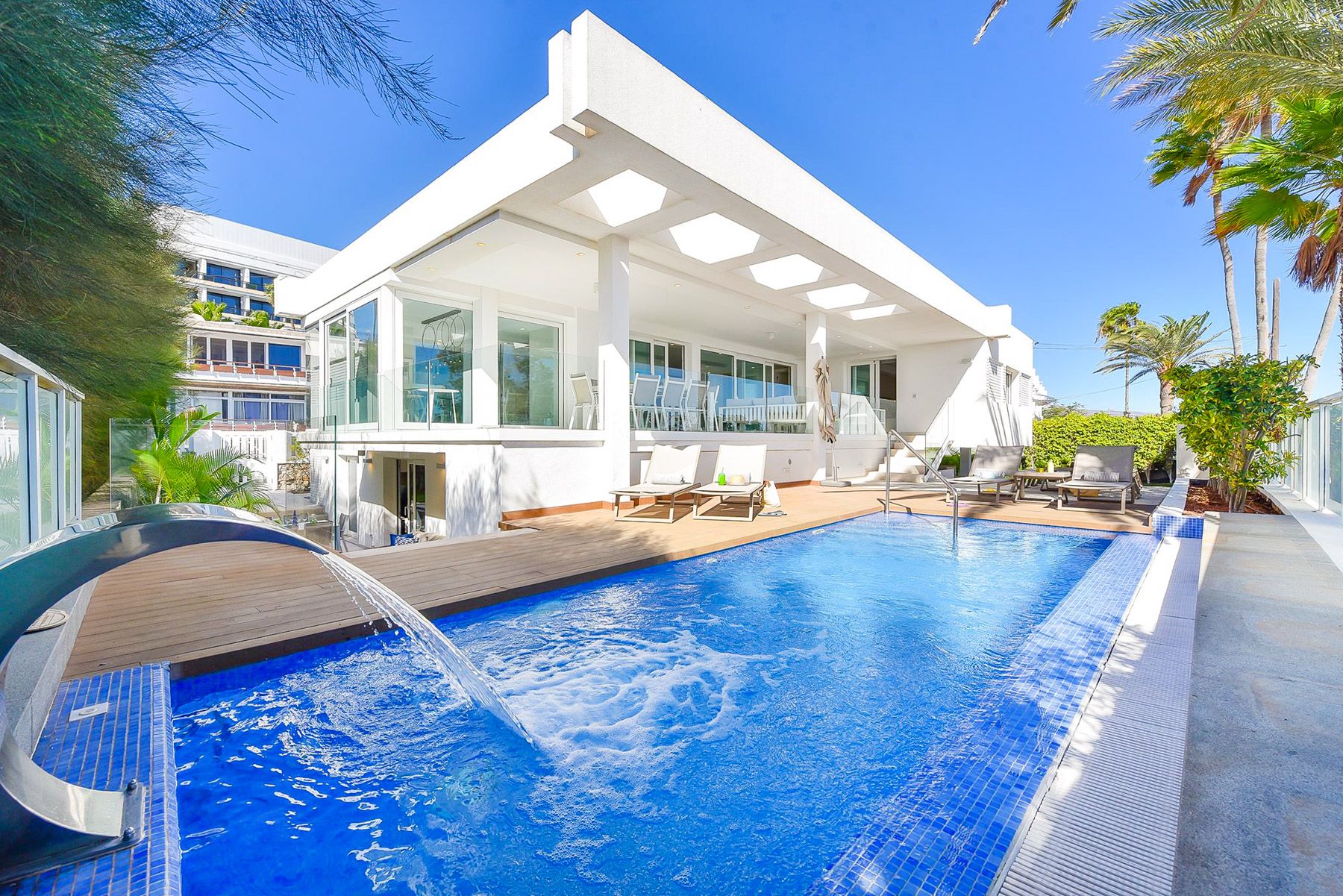 Villa Dorada Tafira LasPalmas: 7-Bedroom Beachfront Villa with Heated Pool & Spa in Las Pal