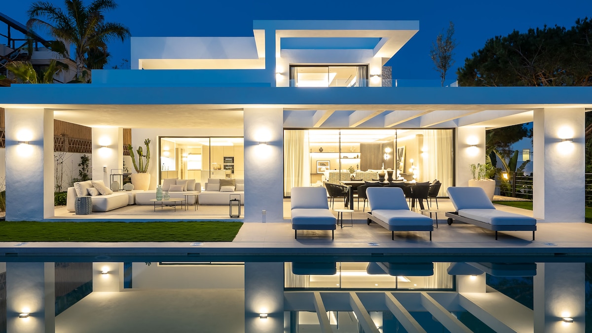 Villa Dorado Alameda Cabopino Marbella: Luxury 5-Bedroom Villa with Infinity Pool and Sea Views, Marbella