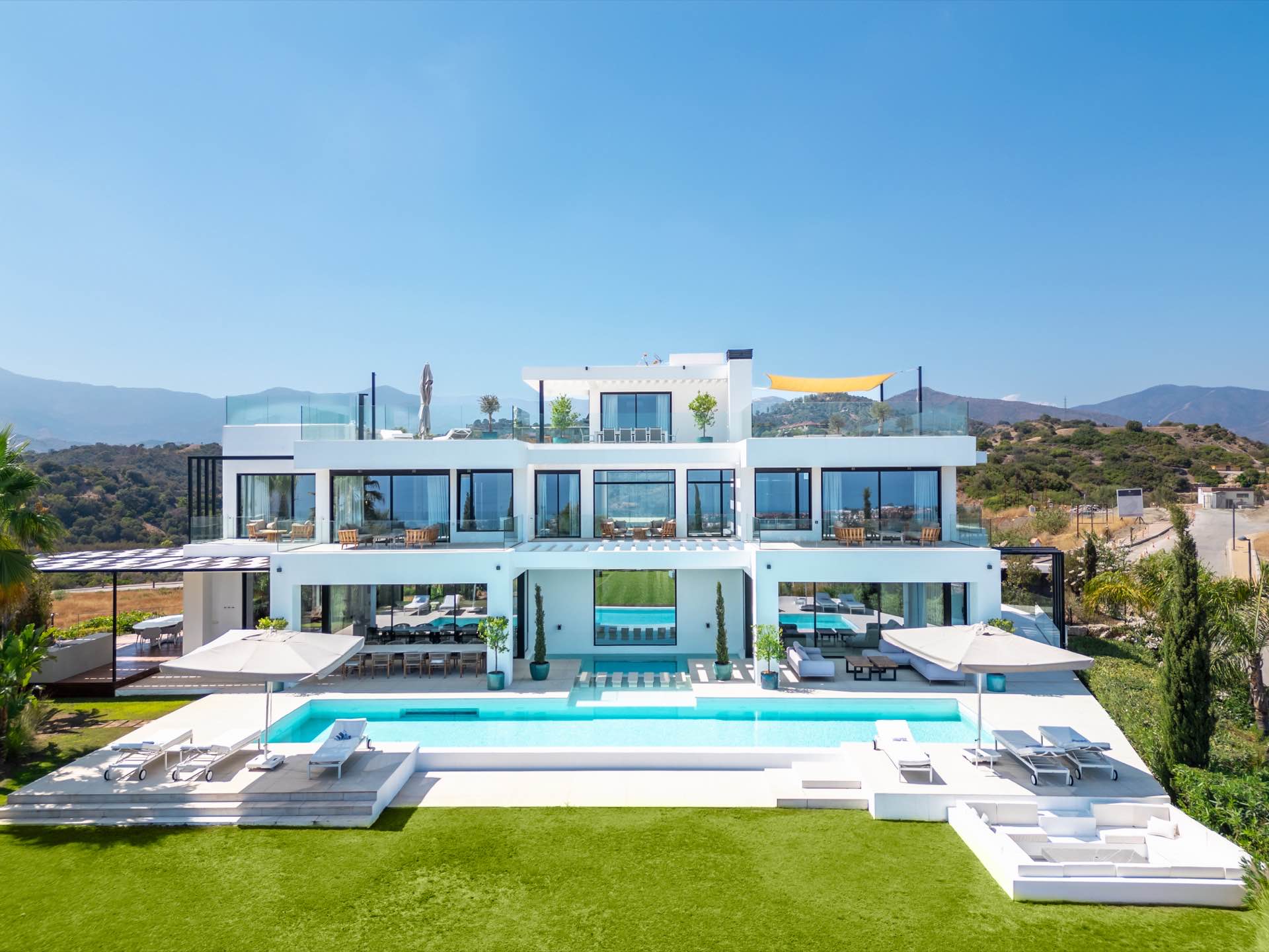 Villa Dorado Alameda El Paraíso Estepona: Luxury 9-Bedroom Villa with Private Pool and Sea Views, Estepona