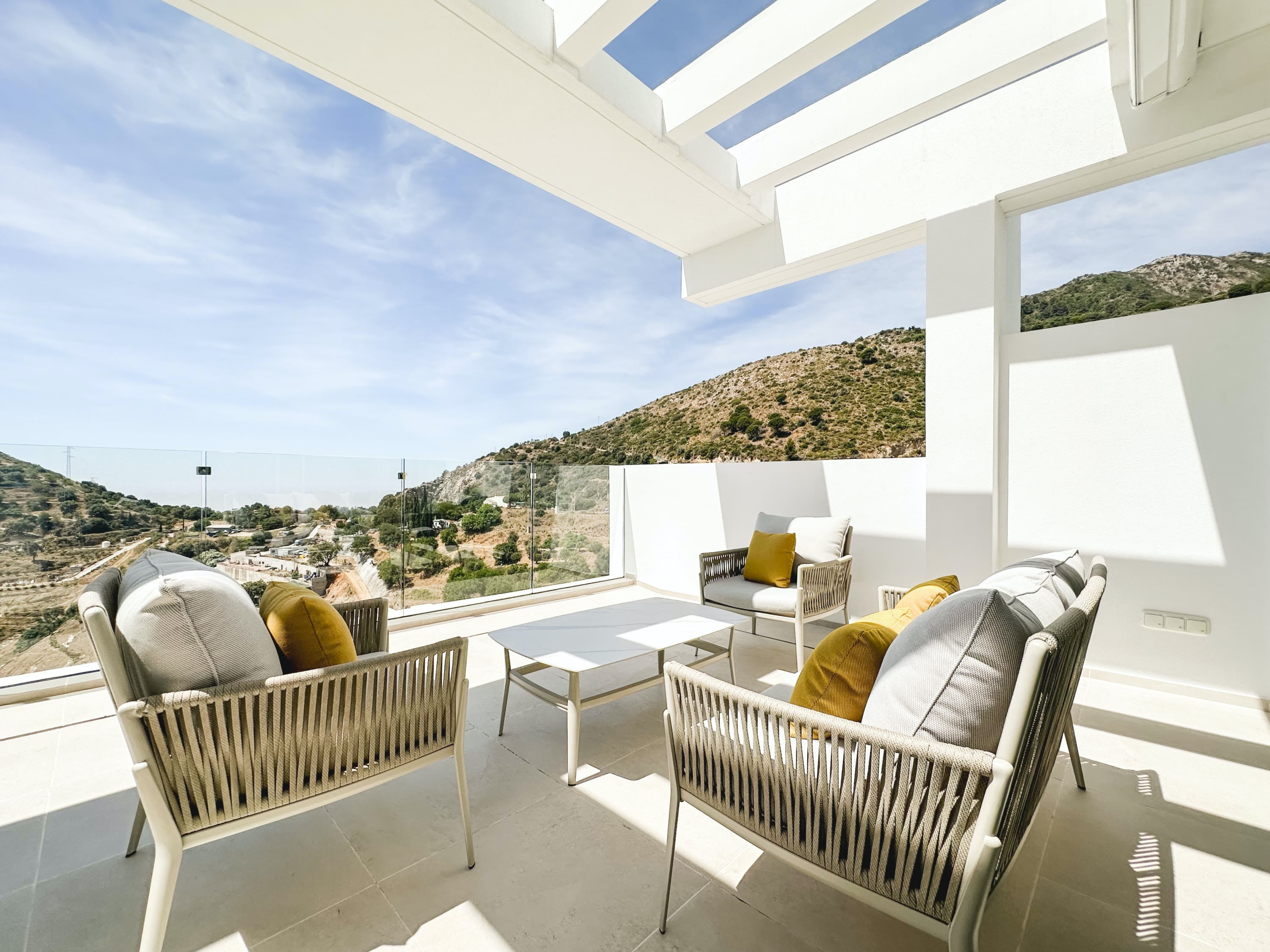 Villa Dorado Alameda Nagüeles Marbella: Luxury 2-Bedroom Penthouse with Sea Views and Spa, Marbella