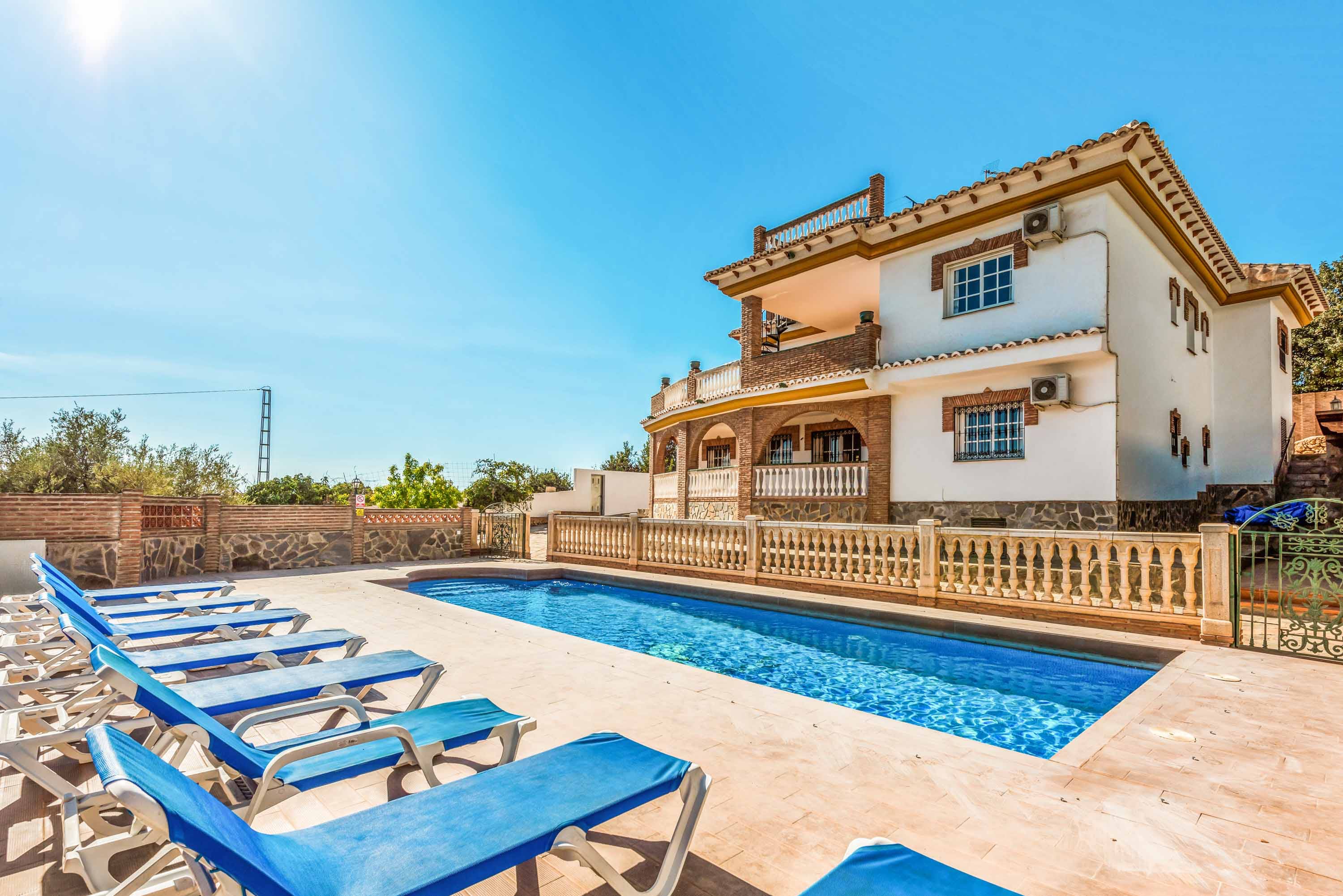 Villa Dorado Ayo Nerja: Luxury 4-Bedroom Apartment with Private Pool and Sea Views, Nerja