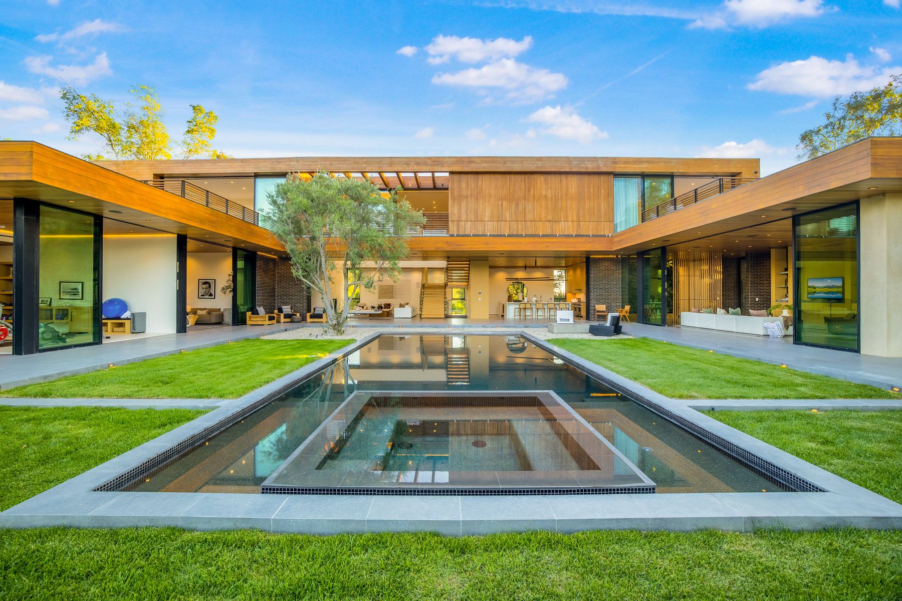Villa Dorado Brentwood LosAngeles: 5-Bedroom Architectural Masterpiece with Spa & Sauna | Luxur