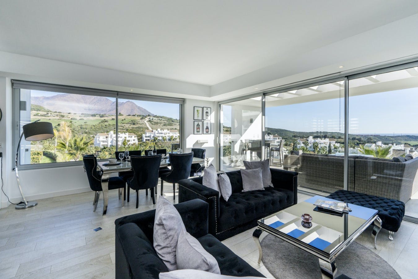 Villa Dorado Cancelada Estepona: Luxury 3-Bedroom Villa with Hot Tub and Sea Views, Estepona