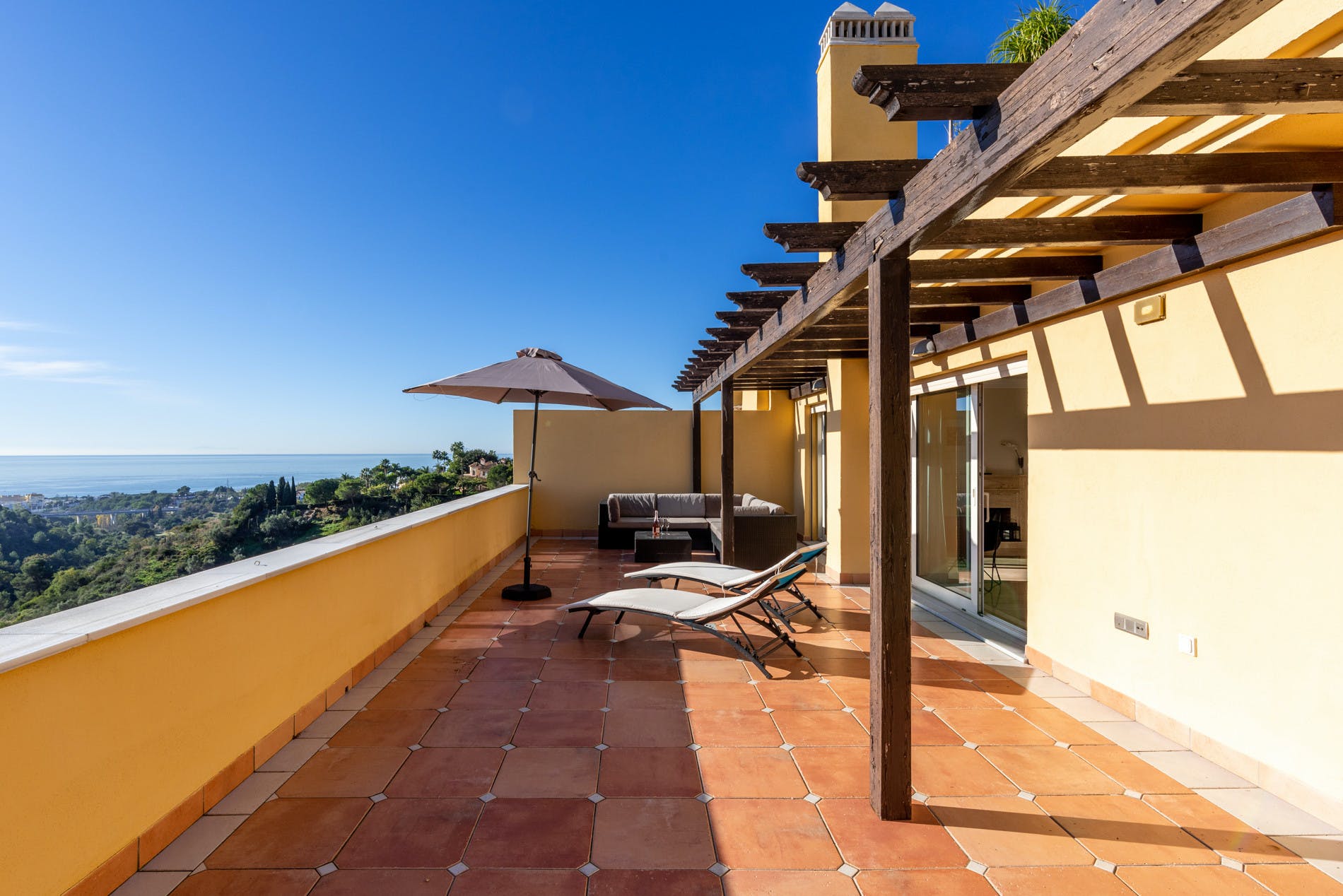 Villa Dorado Elviria Marbella: Luxury 2-Bedroom Apartment with Sea Views and Hot Tub, Marbella