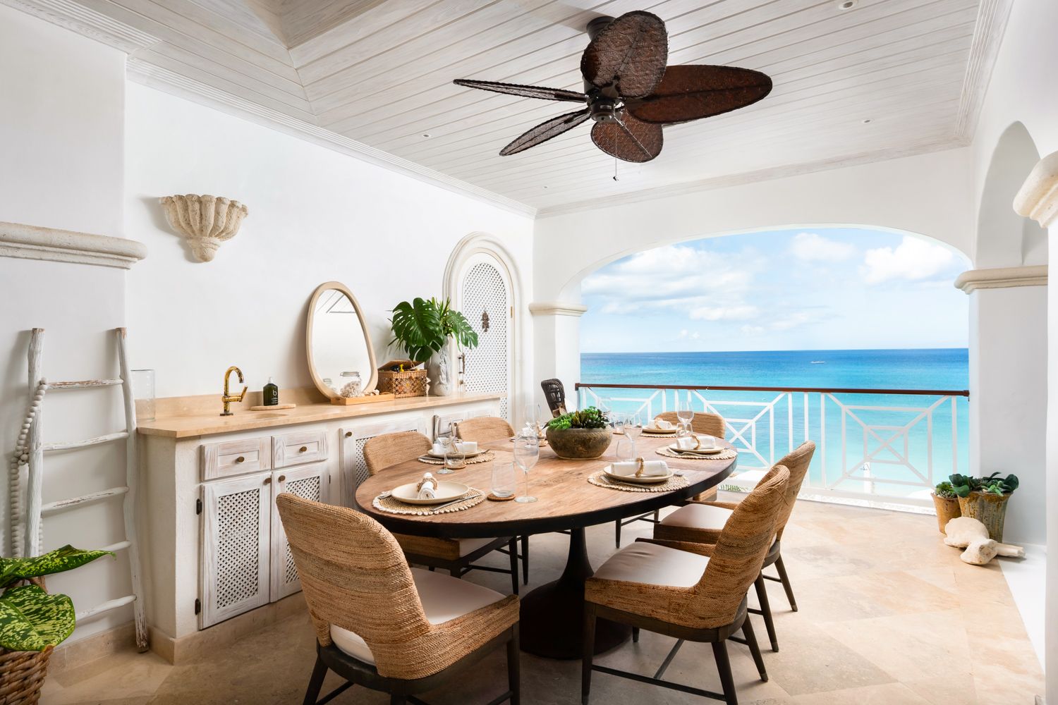 Villa Dorado Folkestone Holetown: 3-Bedroom Beachfront Penthouse with Sea Views in Holetown, B