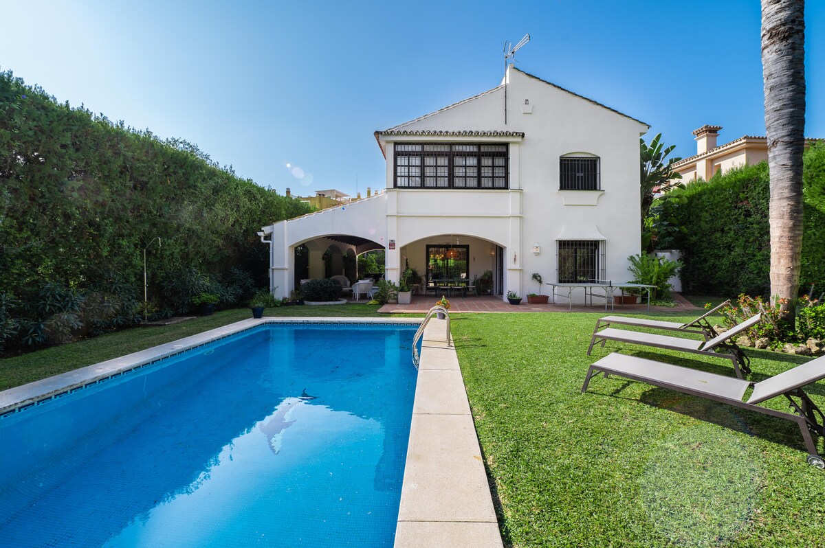 Villa Dorado Guadalobón San Pedro: Luxury 4-Bedroom Villa with Private Pool and Sea Views, San Pedro de Alcántara