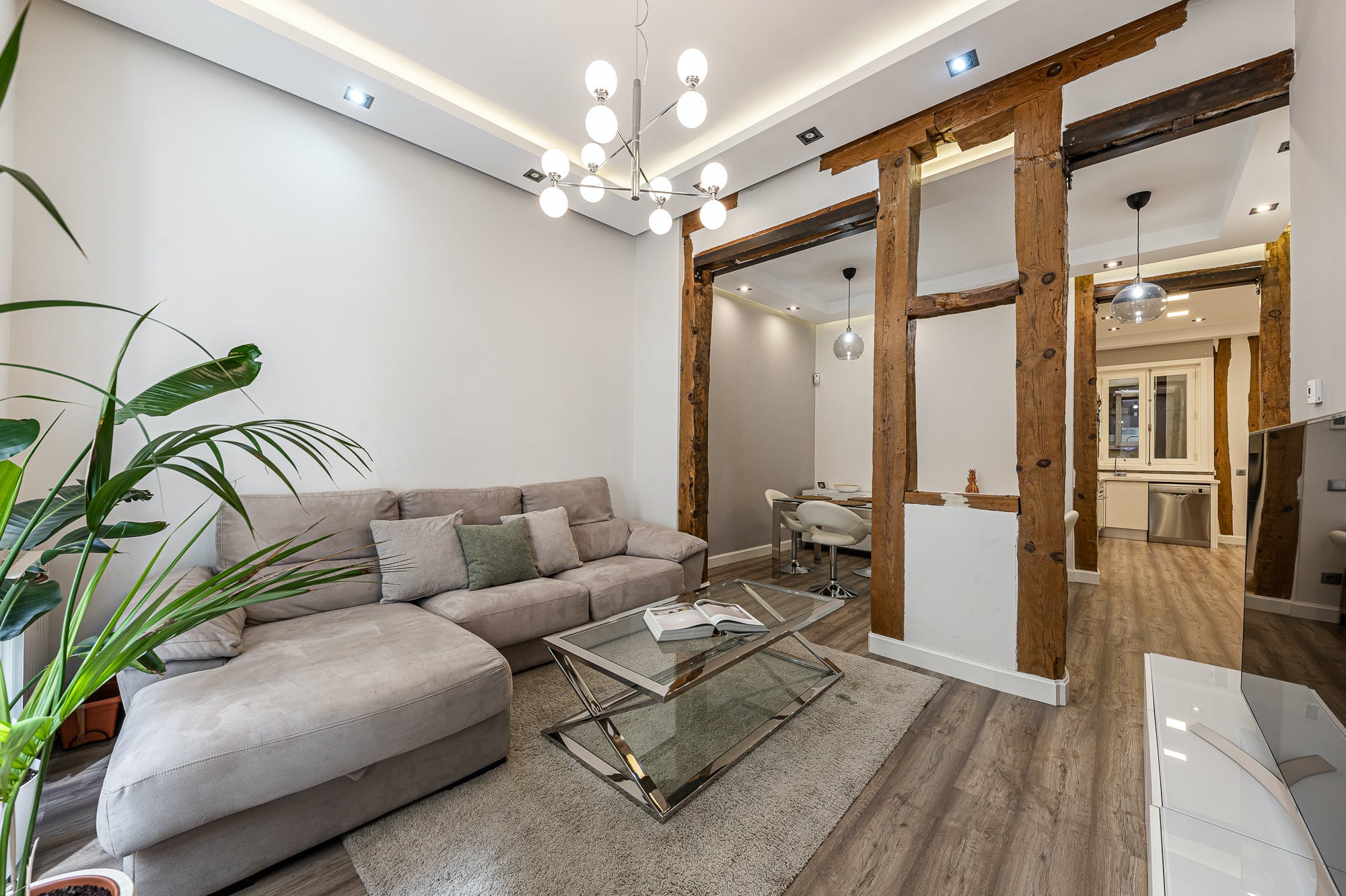 Villa Dorado Lavapiés Embajadores Madrid: Luxury 2-Bedroom Apartment with Spa and Private Parking in Lavapiés Madrid
