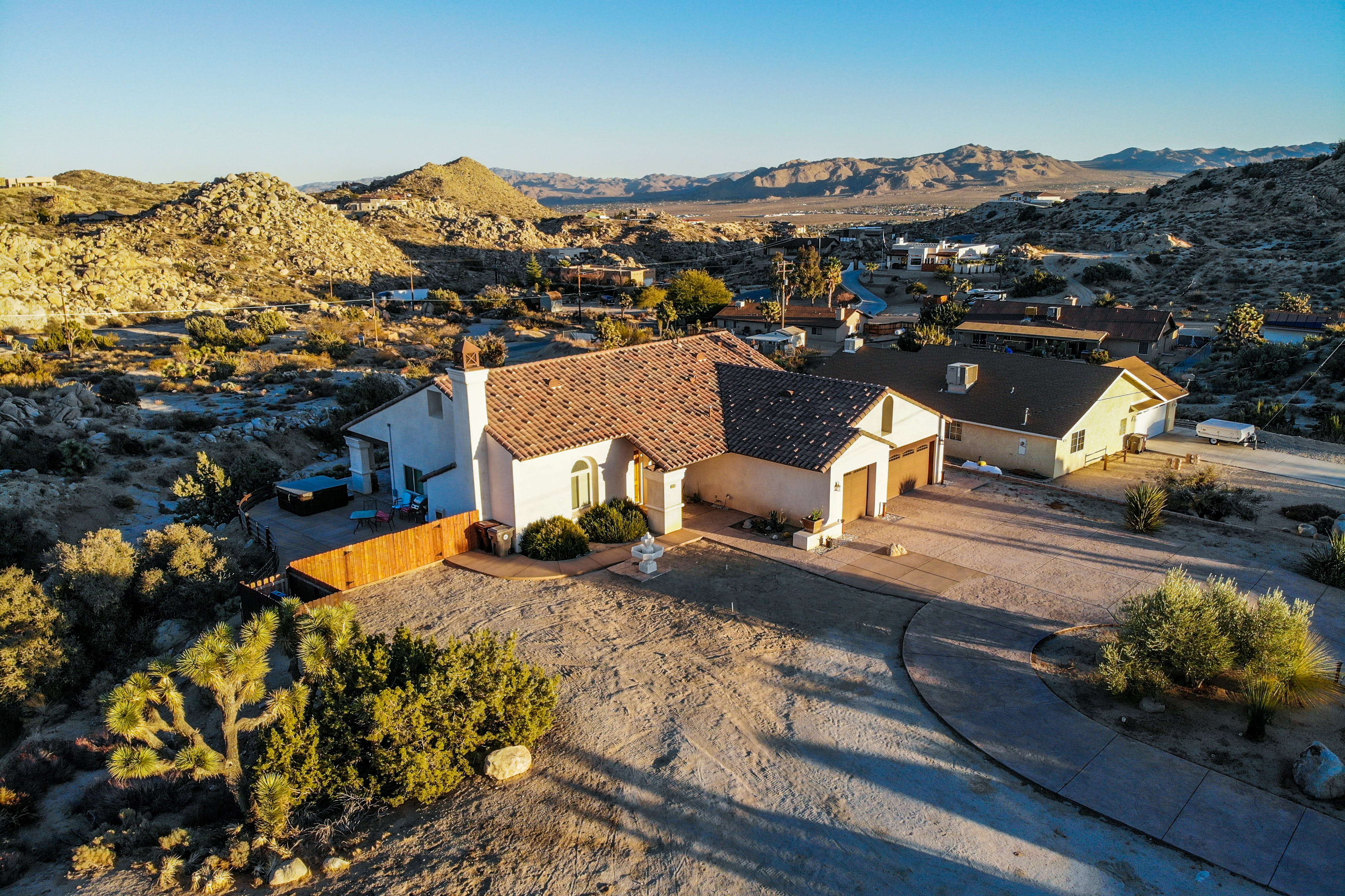 Villa Dorado Ocotillo Yucca Valley: Luxury 4-Bedroom Villa with Hot Tub and Air Conditioning, Yucca Valley