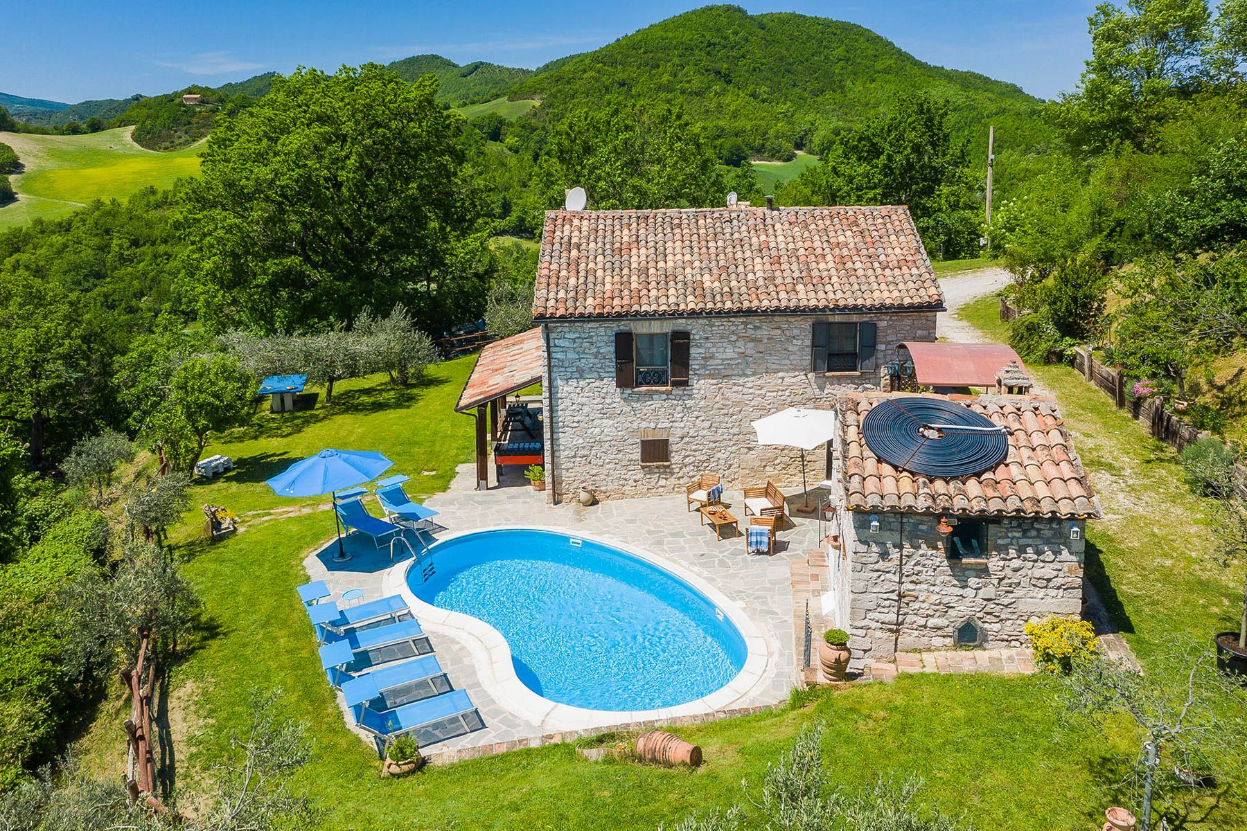 Villa Dorata Frontone Cagli: 3-Bedroom Countryside Retreat with Spa and Fireplace in Le M