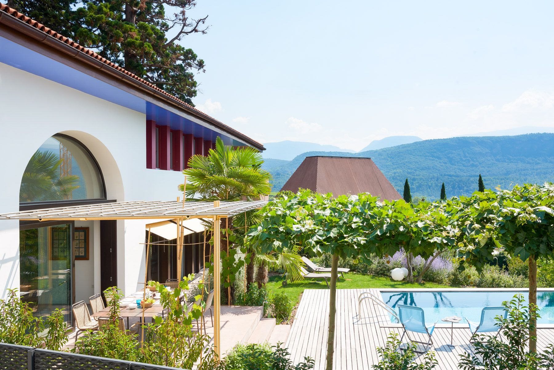 Villa Dorata Leuchtenburg Caldaro: 6-Bedroom Dual Villa with Infinity Pool and Spa in the Dolom