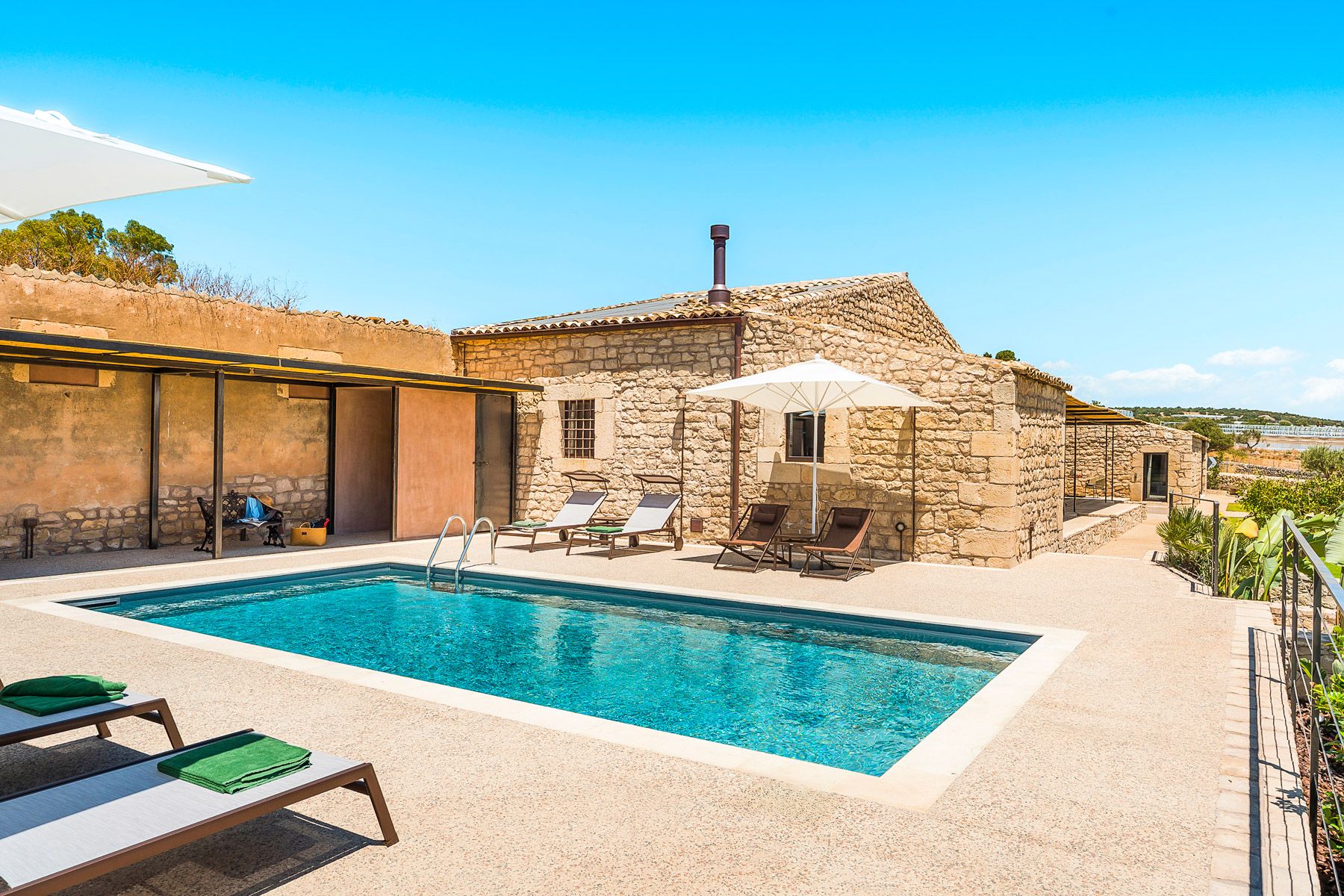 Villa Dorata Noto Avola: 4-Bedroom Villa with Private Spa, Pool & Fireplace in Easter