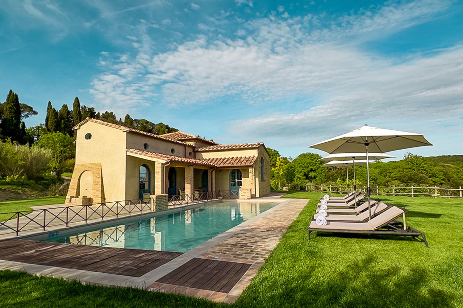 Villa Dorata Pignano Volterra: 2-Bedroom Estate Villa with Infinity Pool and Spa in Tuscany