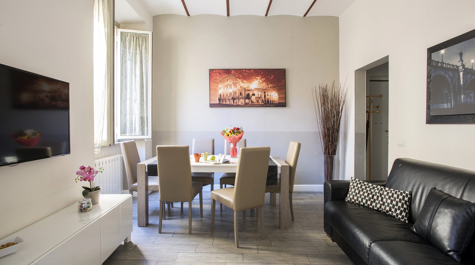 Villa Dorato Celio Roma: Luxury 3-Bedroom Apartment with Spa and Air-Con near Colosseum, Rome