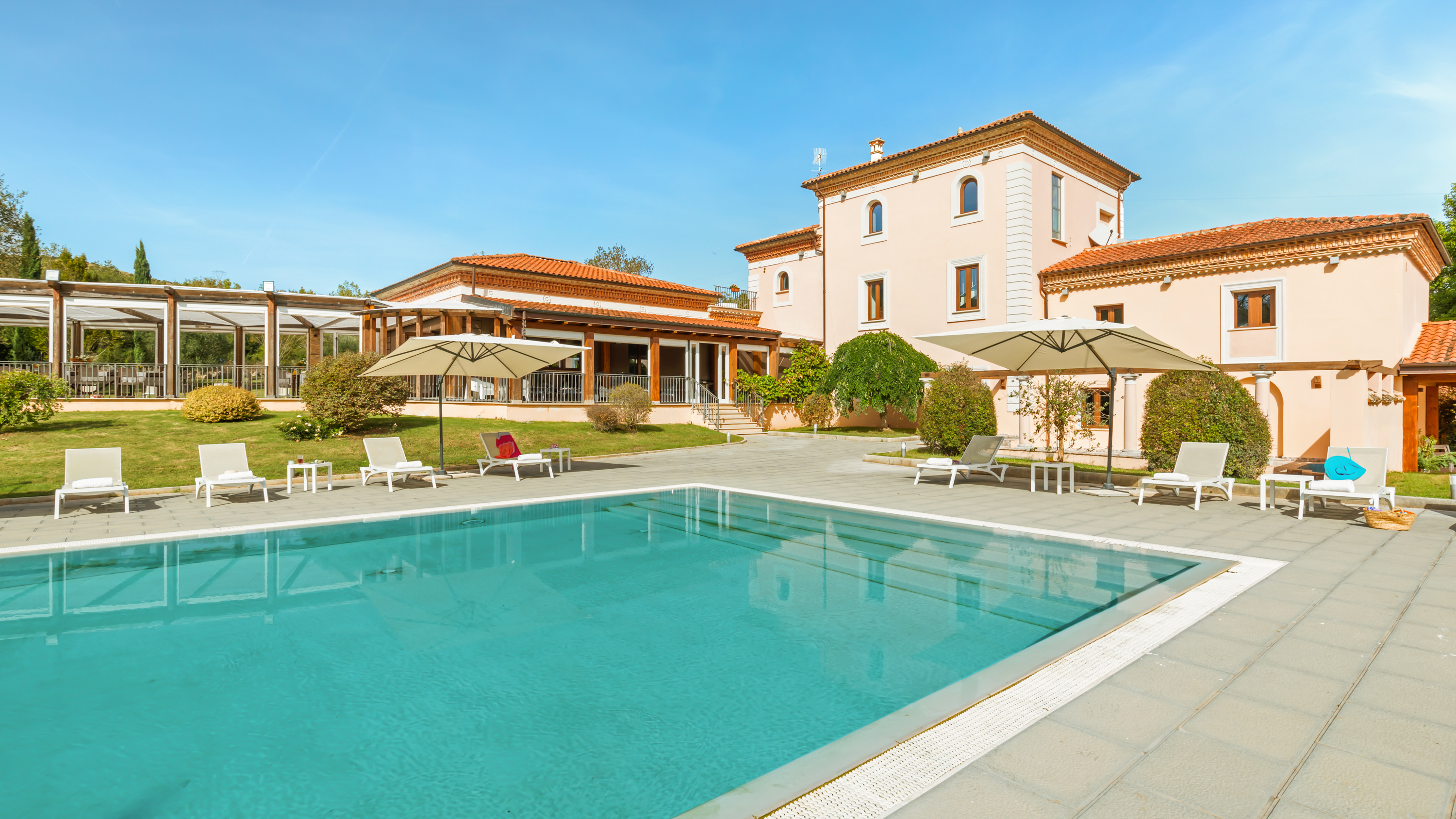 Villa Dorato Ninfeo Pontecorvo: Luxury 11-Bedroom Villa with Pool and Spa, Lazio
