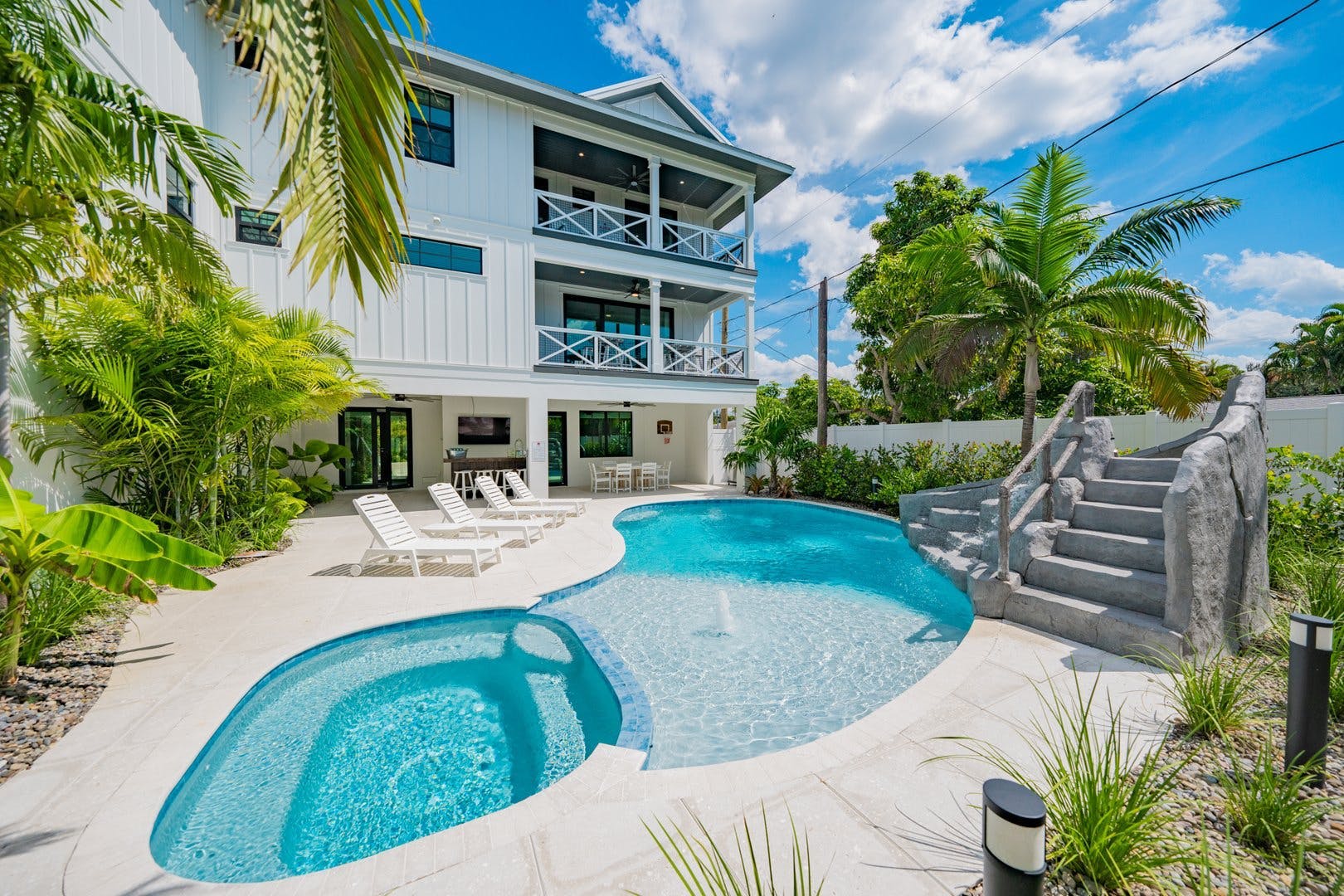 Villa Dorato Nokomis Sarasota: Luxury 5-Bedroom Apartment with Heated Pool and Sea Views, Sarasota
