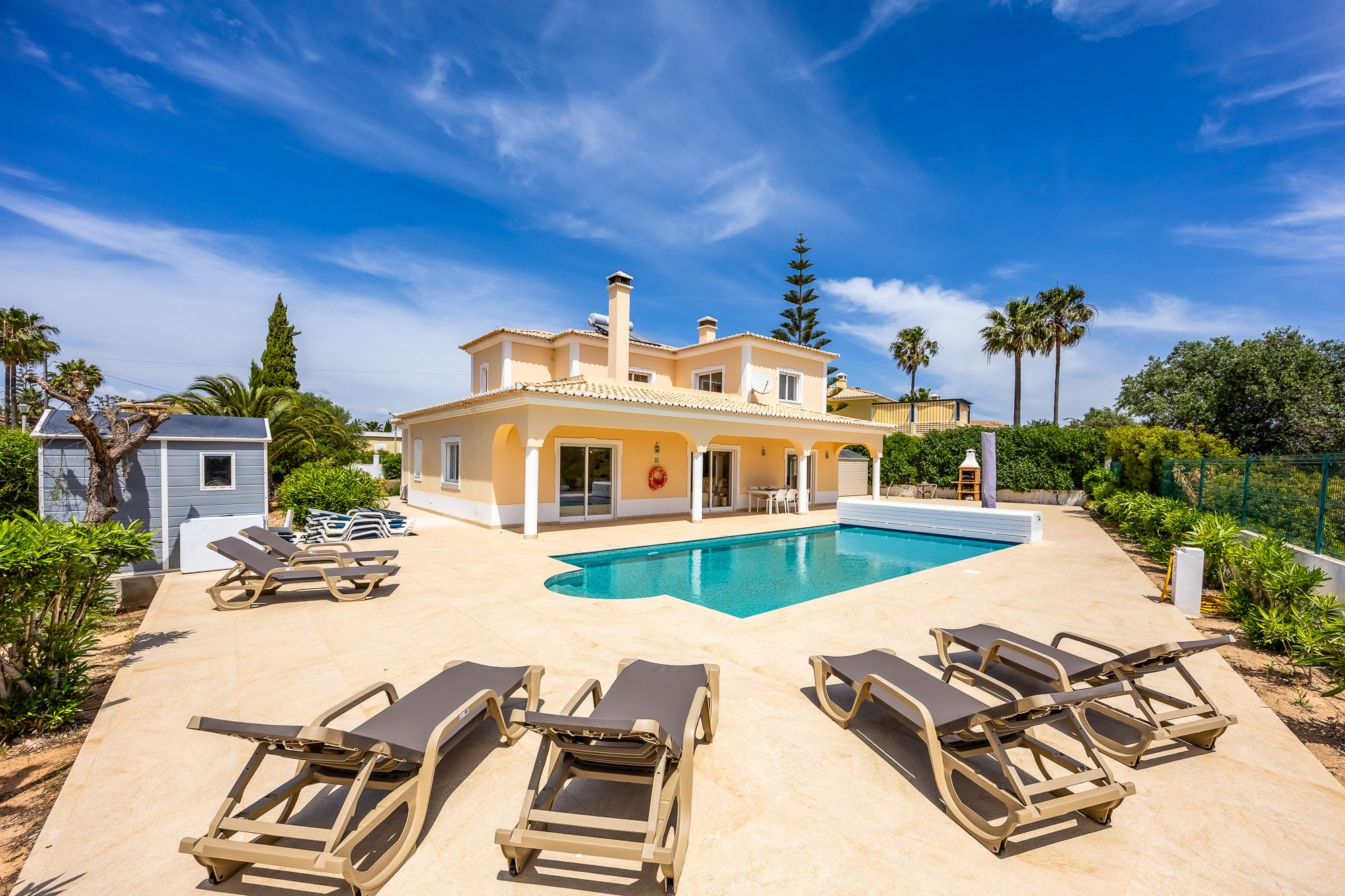 Villa Dourada Algar Carvoeiro: 4-Bedroom Villa with Heated Pool and Spa near Carvoeiro, Alg