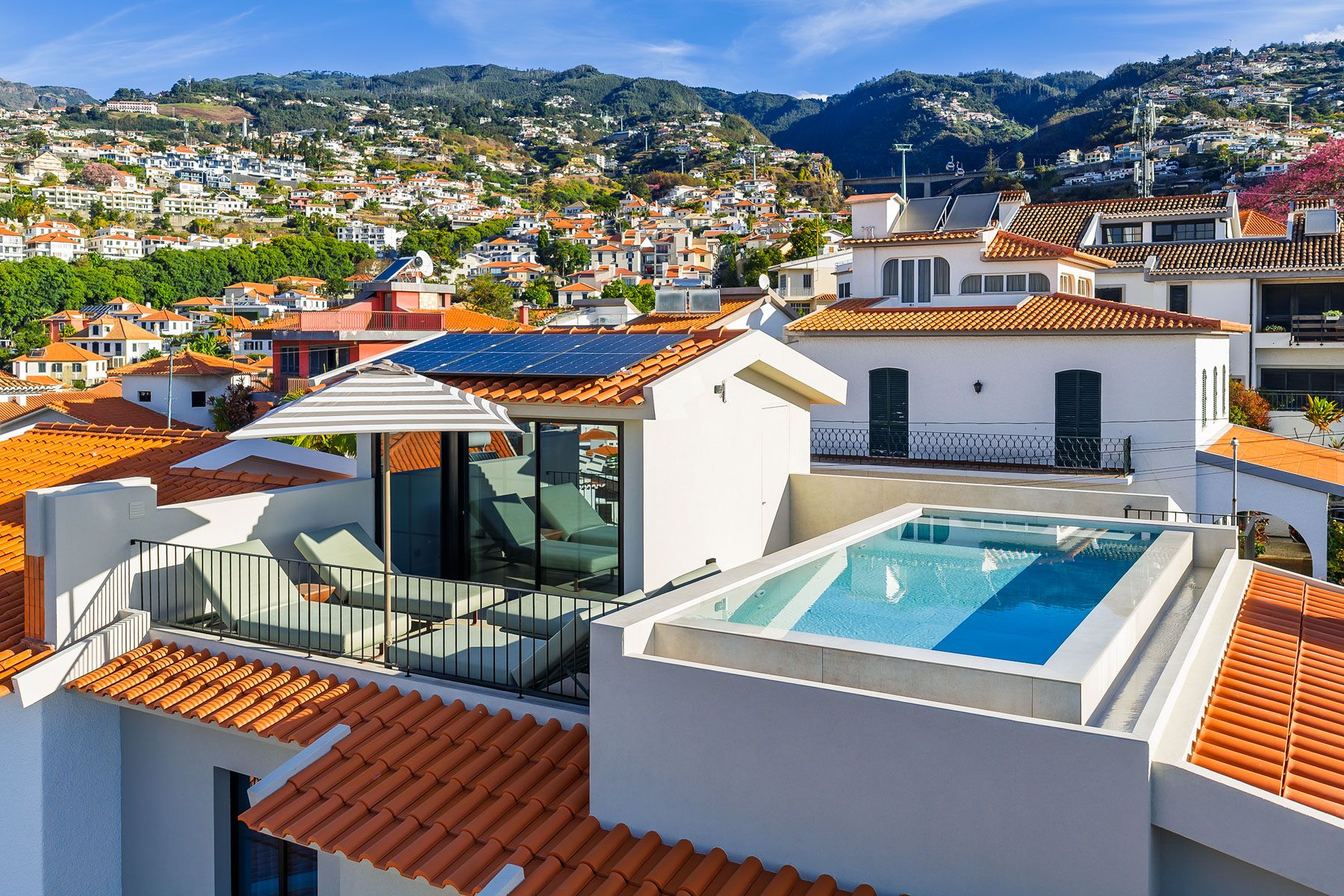 Villa Dourada Barreiros Funchal: 4-Bedroom Villa with Heated Pool and Spa Near Central Funcha