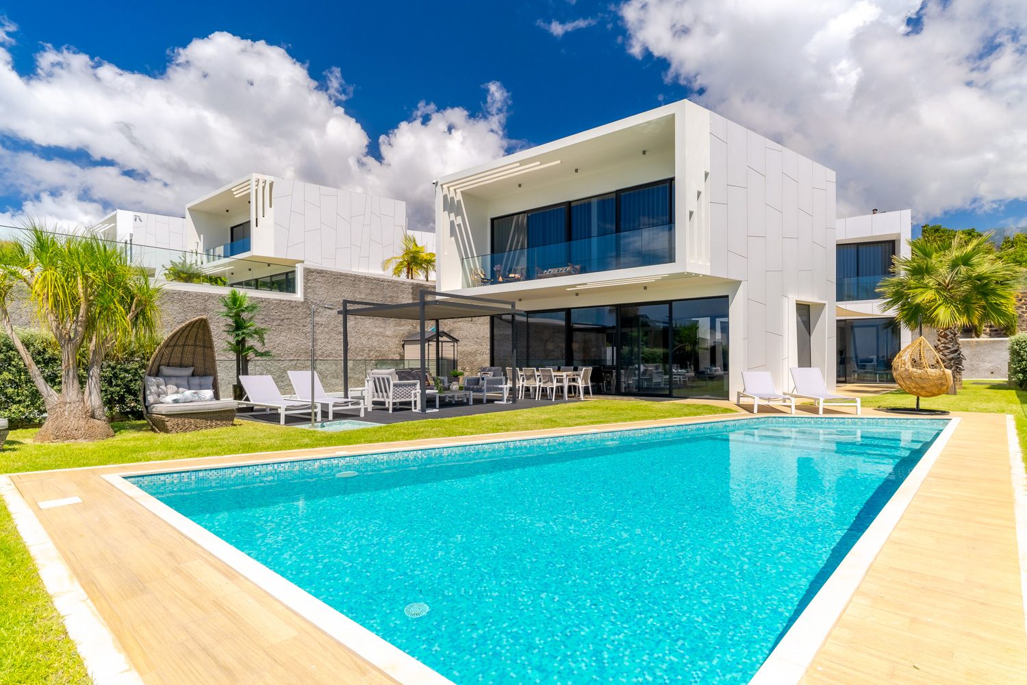 Villa Dourada Barreiros Funchal: 4 Bedroom Villa with Heated Pool, Ocean Views & Spa in Funch